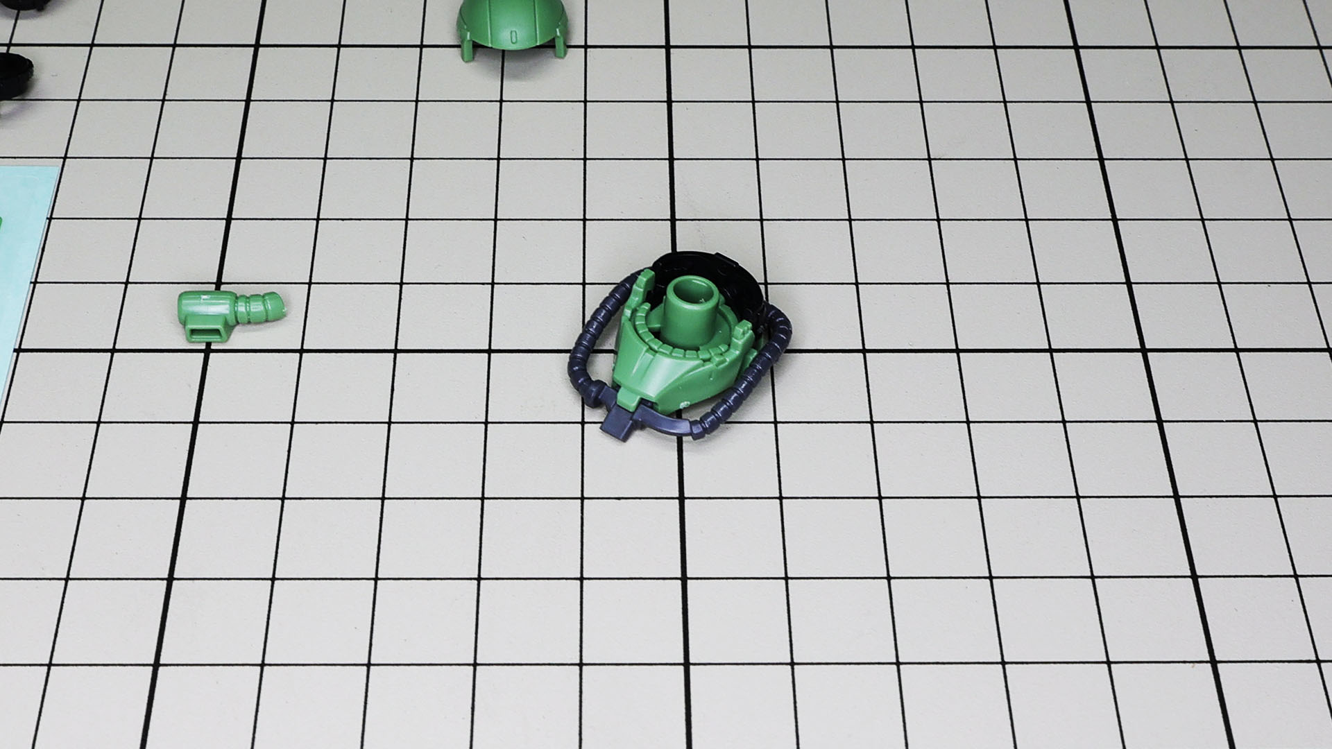 ノーズ上面の溝付き装甲は一体成型です。ここは別パーツ化されてると楽しかったと思いました