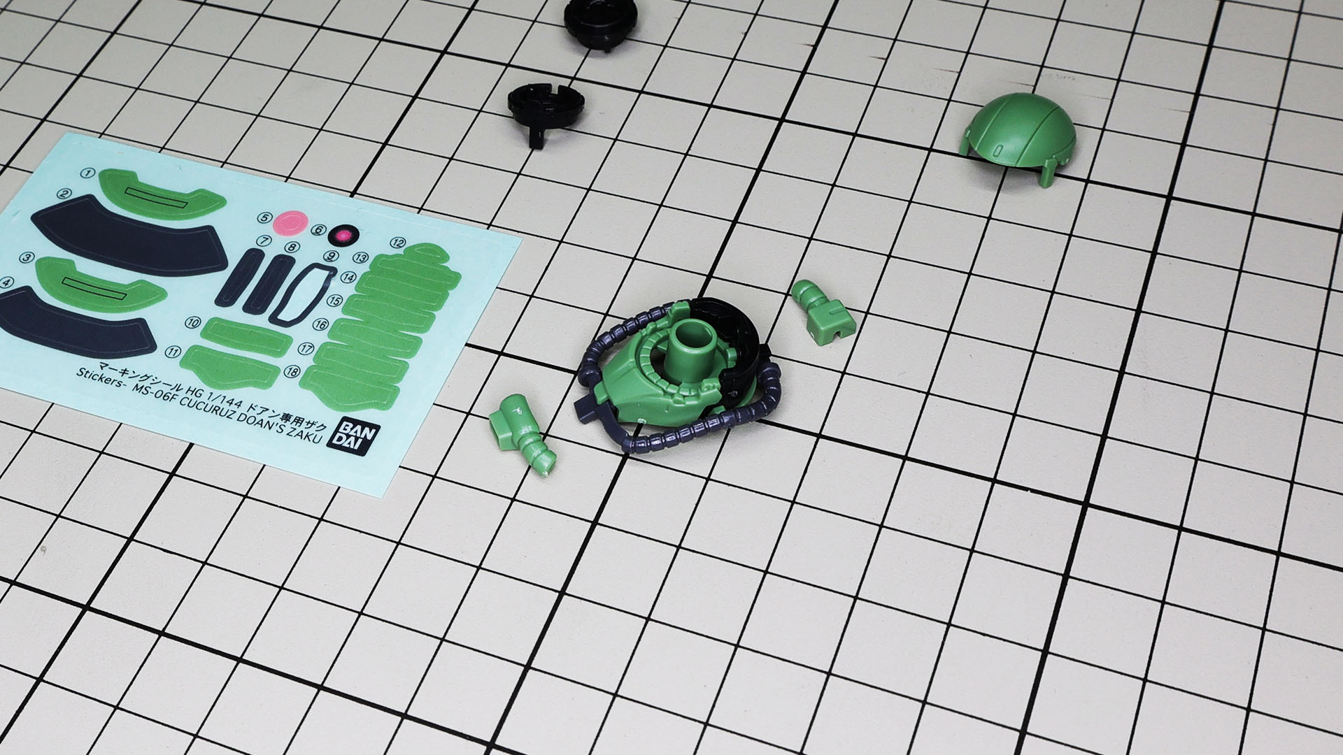 ノーズ先端と頭部後部は動力パイプのパイプがいくつかついた造形になっています