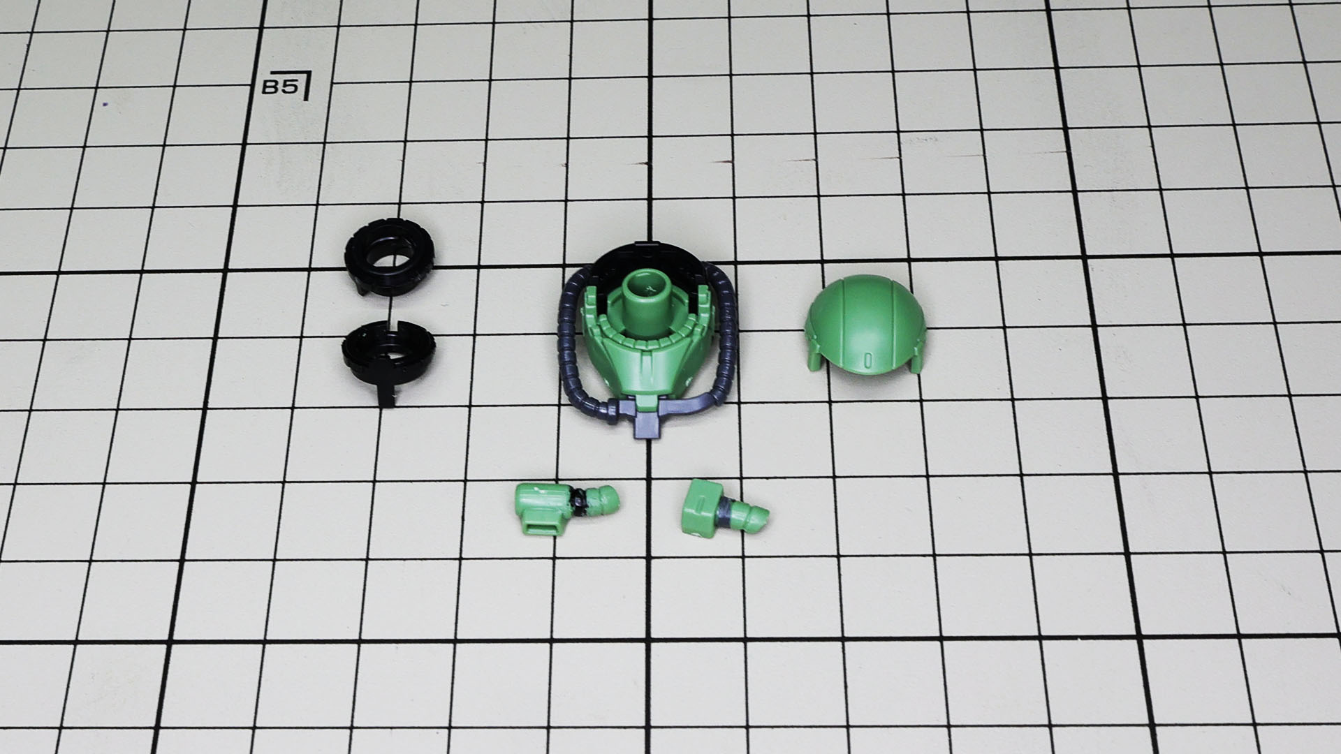 このパイプの隙間の黒い部分はシール再現ですが、ノーズ先端側は失敗したのでガンダムマーカーで塗りこみました