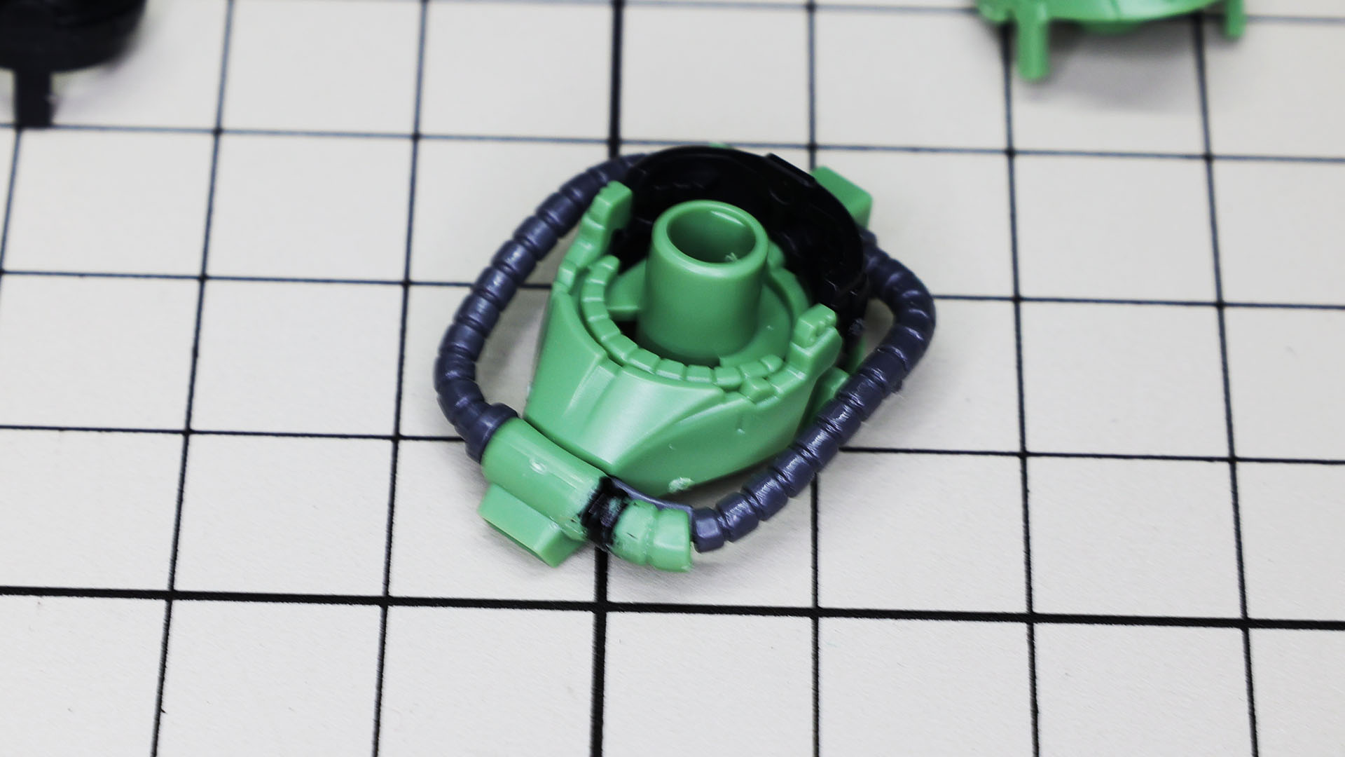 頭部の動力パイプはほとんどカバーがありません