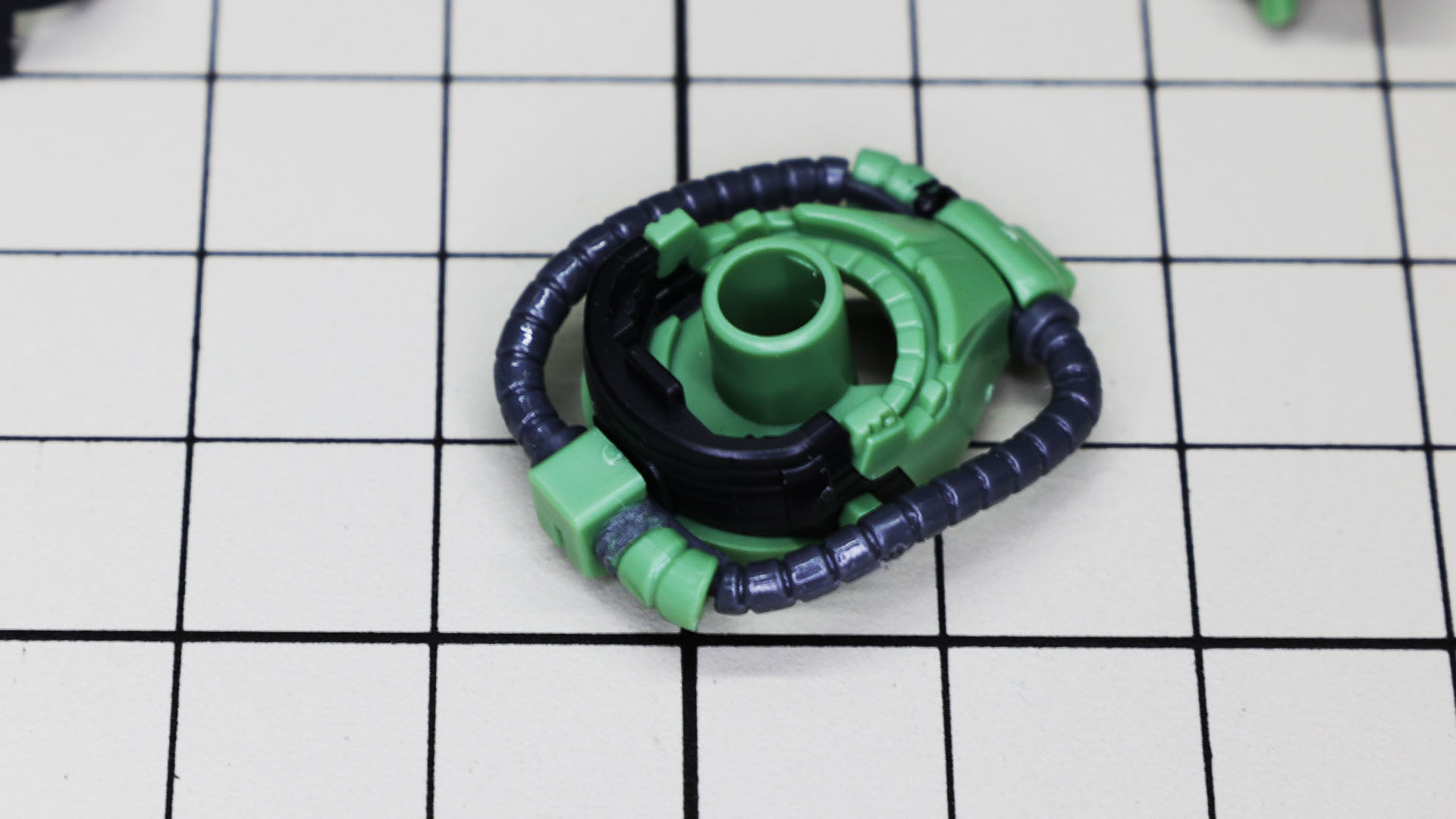 頭部の動力パイプはほとんどカバーがありません