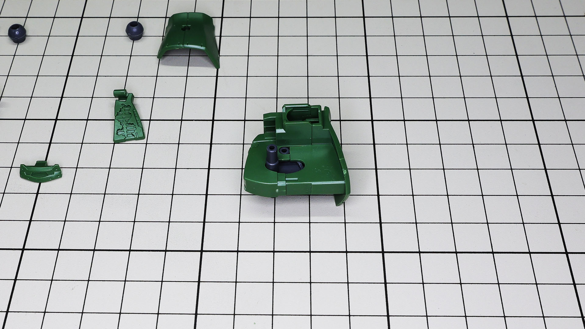 左右の装甲はボールジョイント接続です。左フロントアーマーは損傷した状態がモールドされています