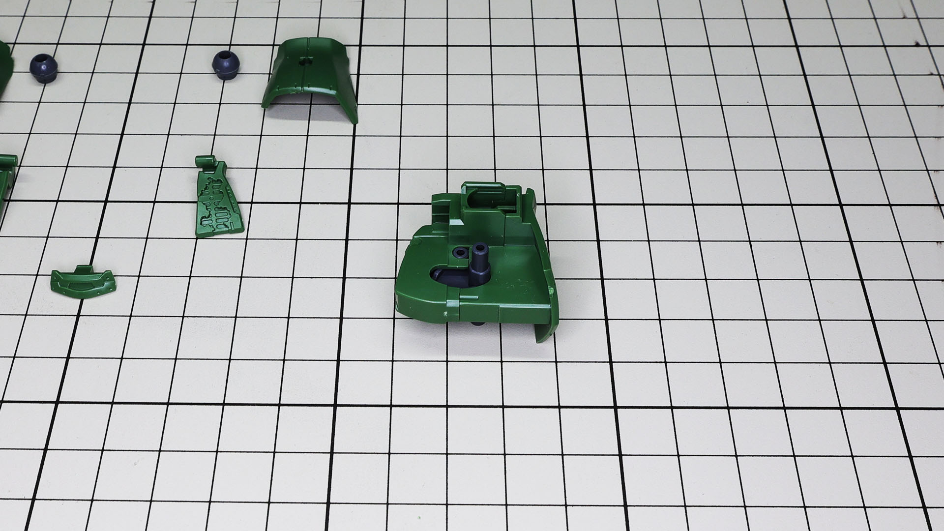 左右の装甲はボールジョイント接続です。左フロントアーマーは損傷した状態がモールドされています