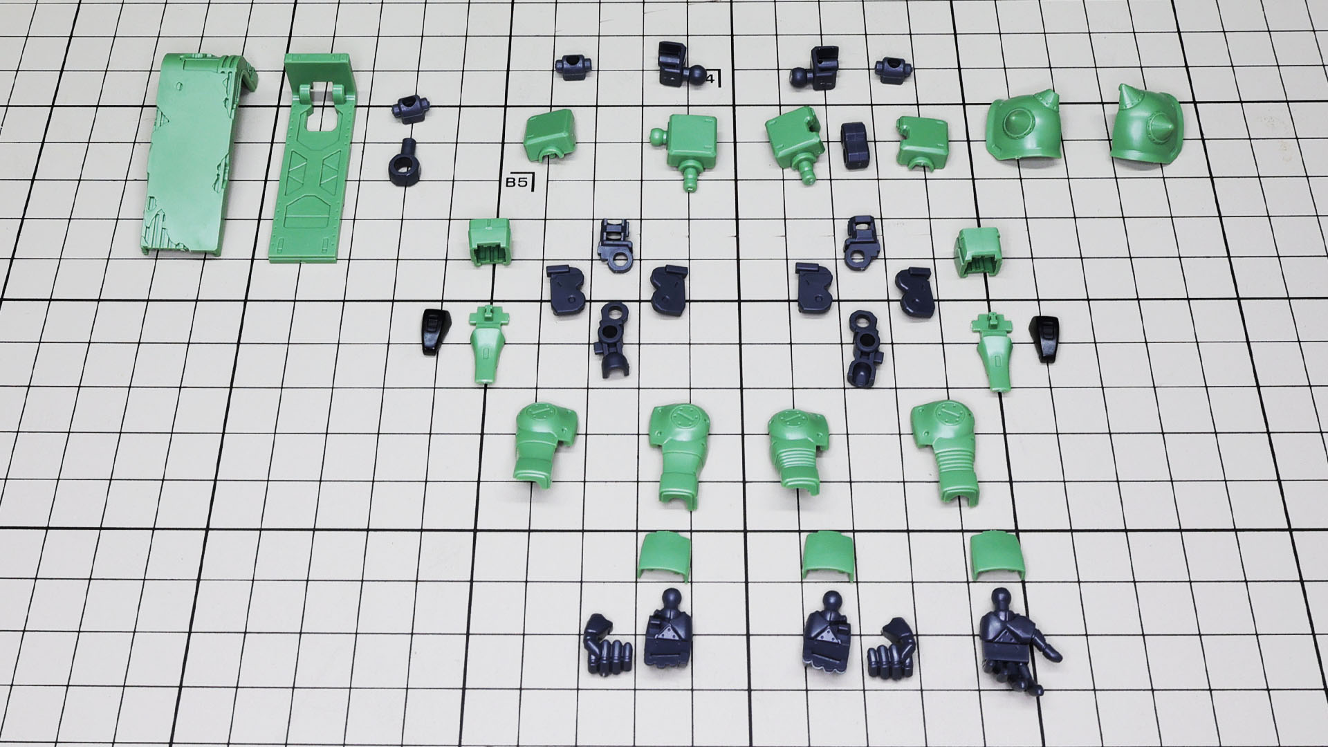 肘関節が簡易フレームになっていて他はそこを軸に組み付けていくだけで完成します