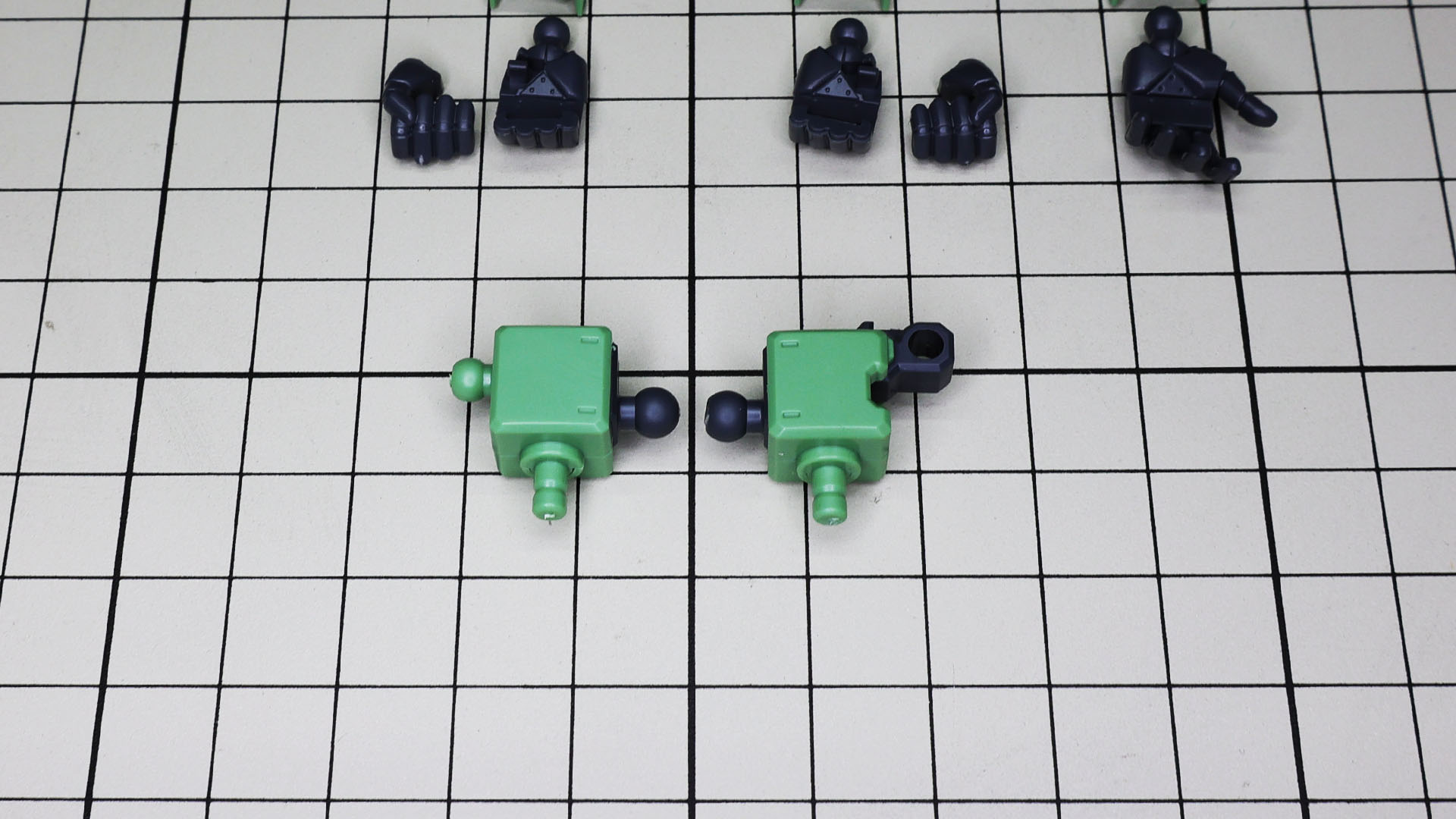 ボールジョイント側が右肩のL字シールド用、振り出し関節が左肩のスパイクアーマー用です