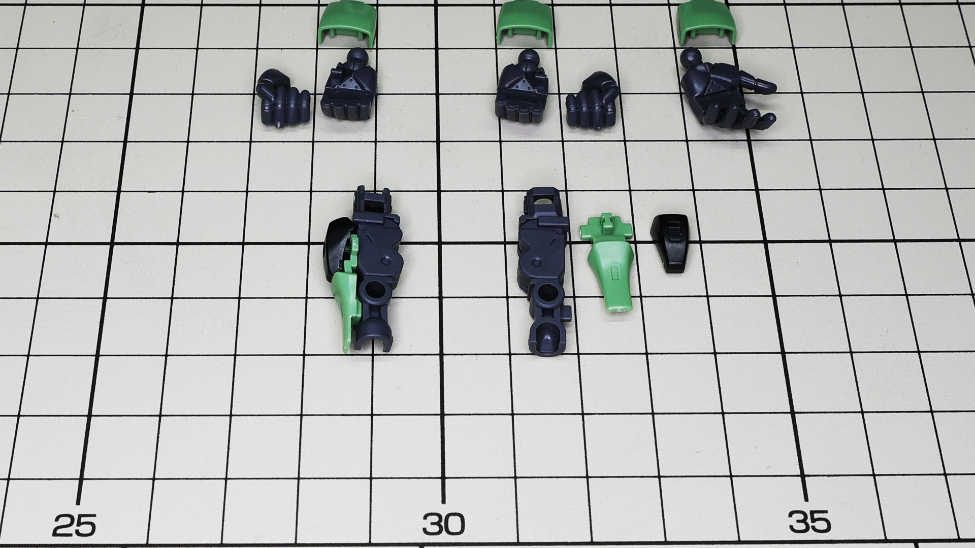 簡易フレームに装甲を組み付けていきます