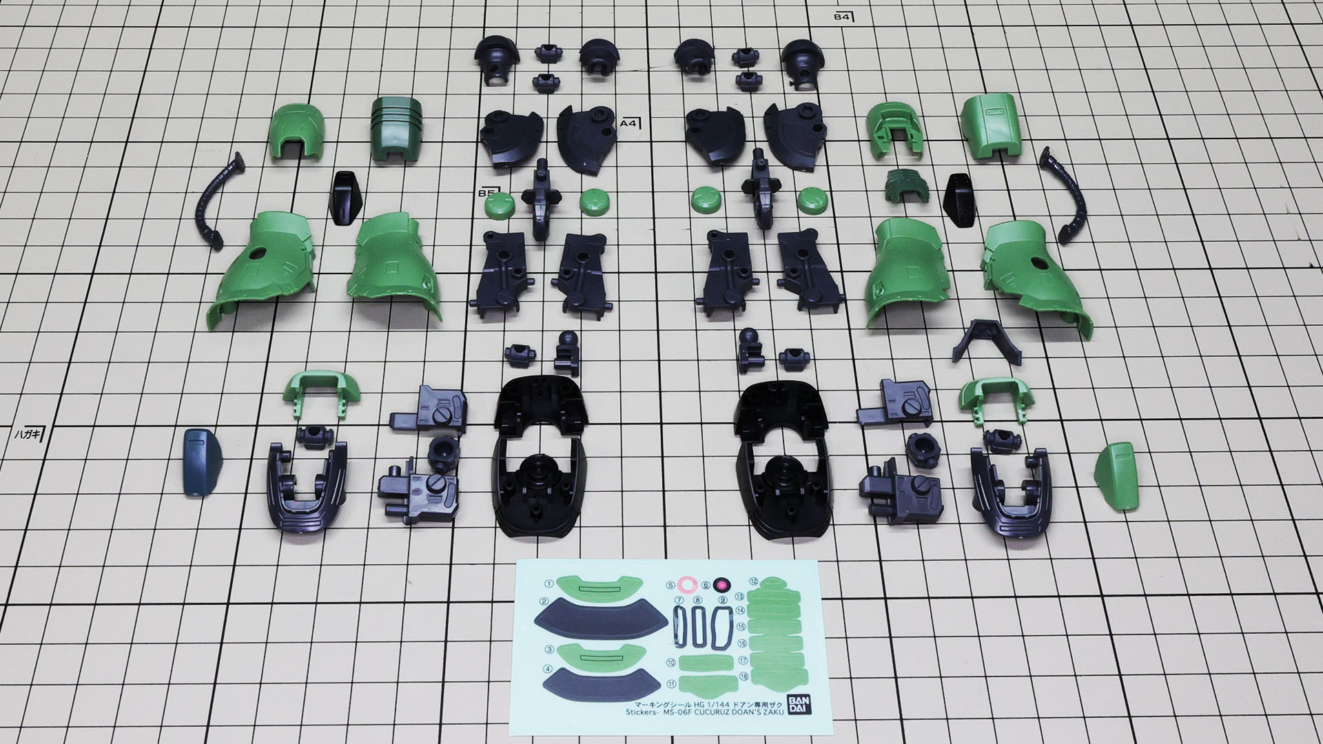 一気にパーツが増えた印象の脚部。左右でパーツ構成が微妙に違うところに注目