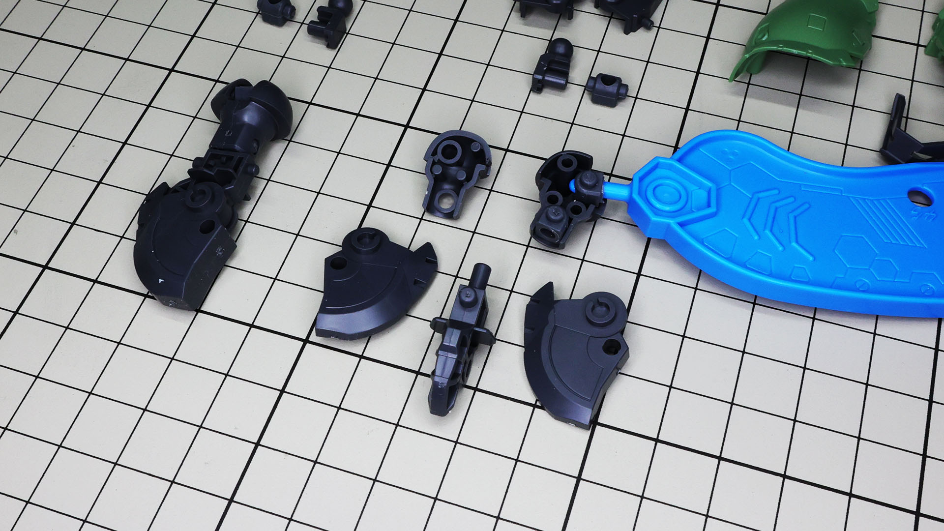 膝関節はフレーム構造で2重関節です。股間接続部のポリパーツは組み込み時の剛性感が足らないのでパーツセパレーターを使うとスムーズです