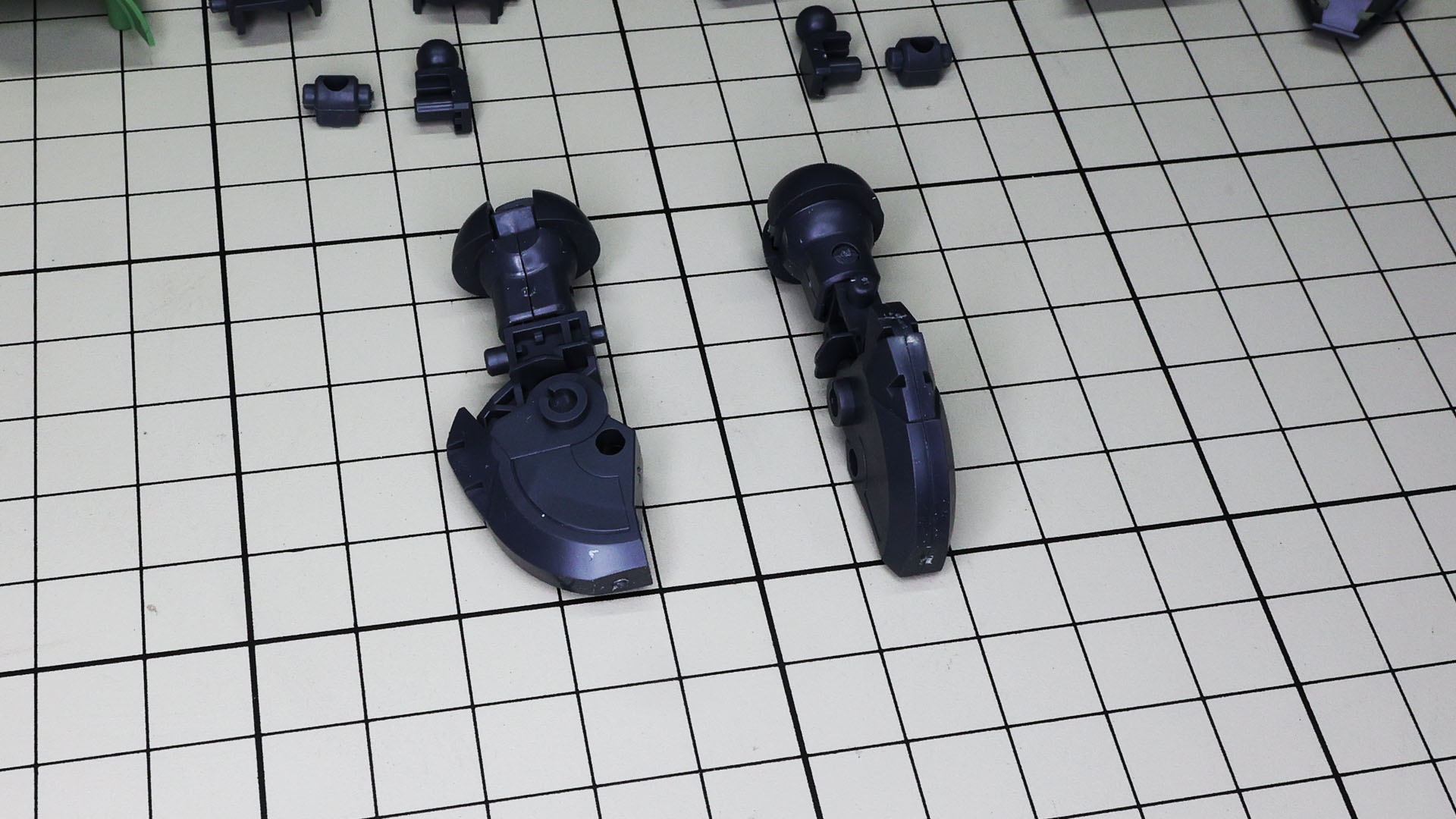 脛部フレームを組み込んで脚部フレームが完成します