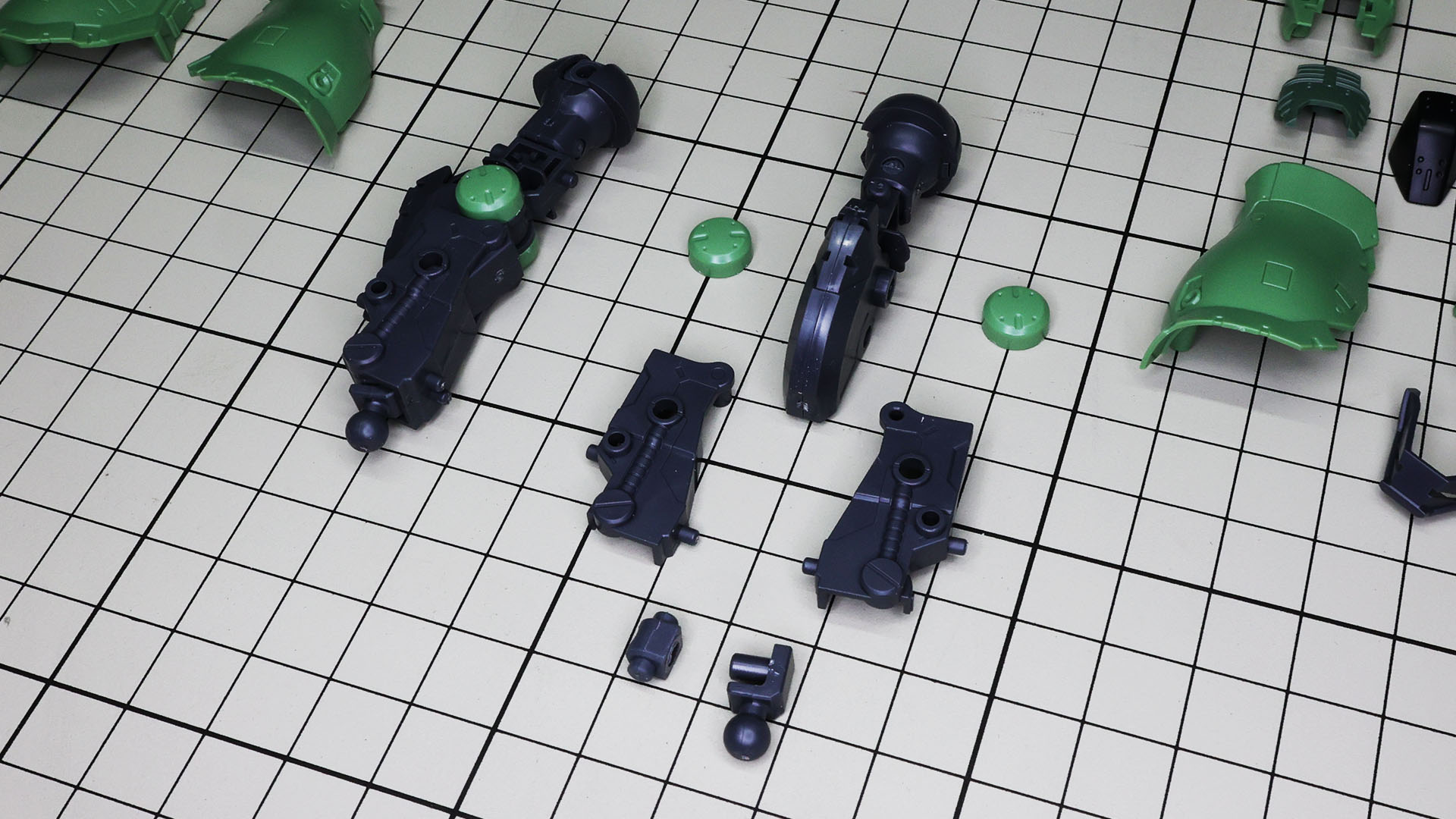 脛部フレームを組み込んで脚部フレームが完成します