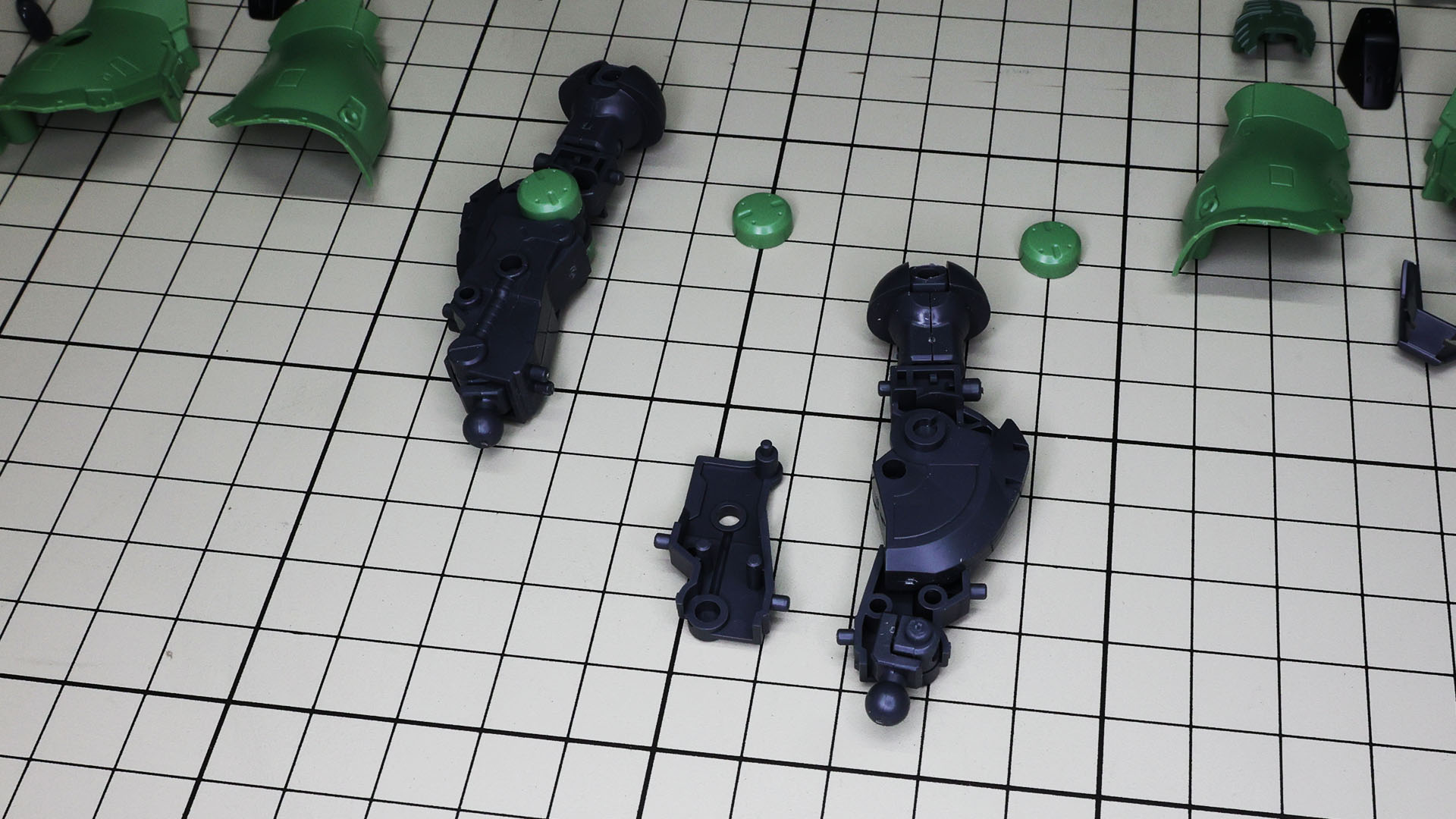 オリジン版ザクの脛部は前後から挟むタイプですが、ドアンのザクは左右から挟み込むタイプです