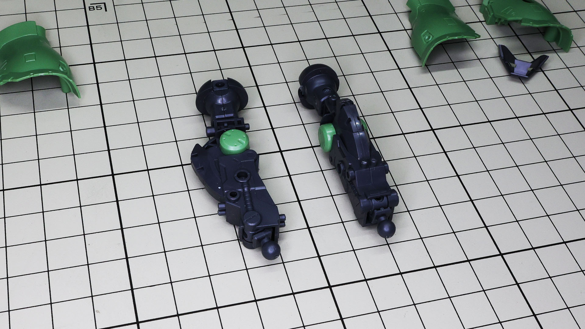 オリジン版ザクの脛部は前後から挟むタイプですが、ドアンのザクは左右から挟み込むタイプです