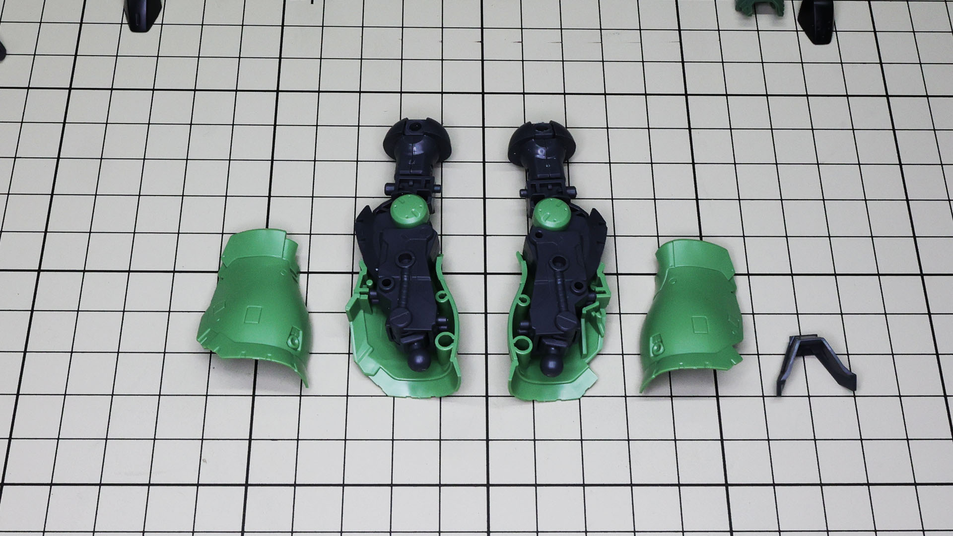 オリジン版ザクの脛部は前後から挟むタイプですが、ドアンのザクは左右から挟み込むタイプです