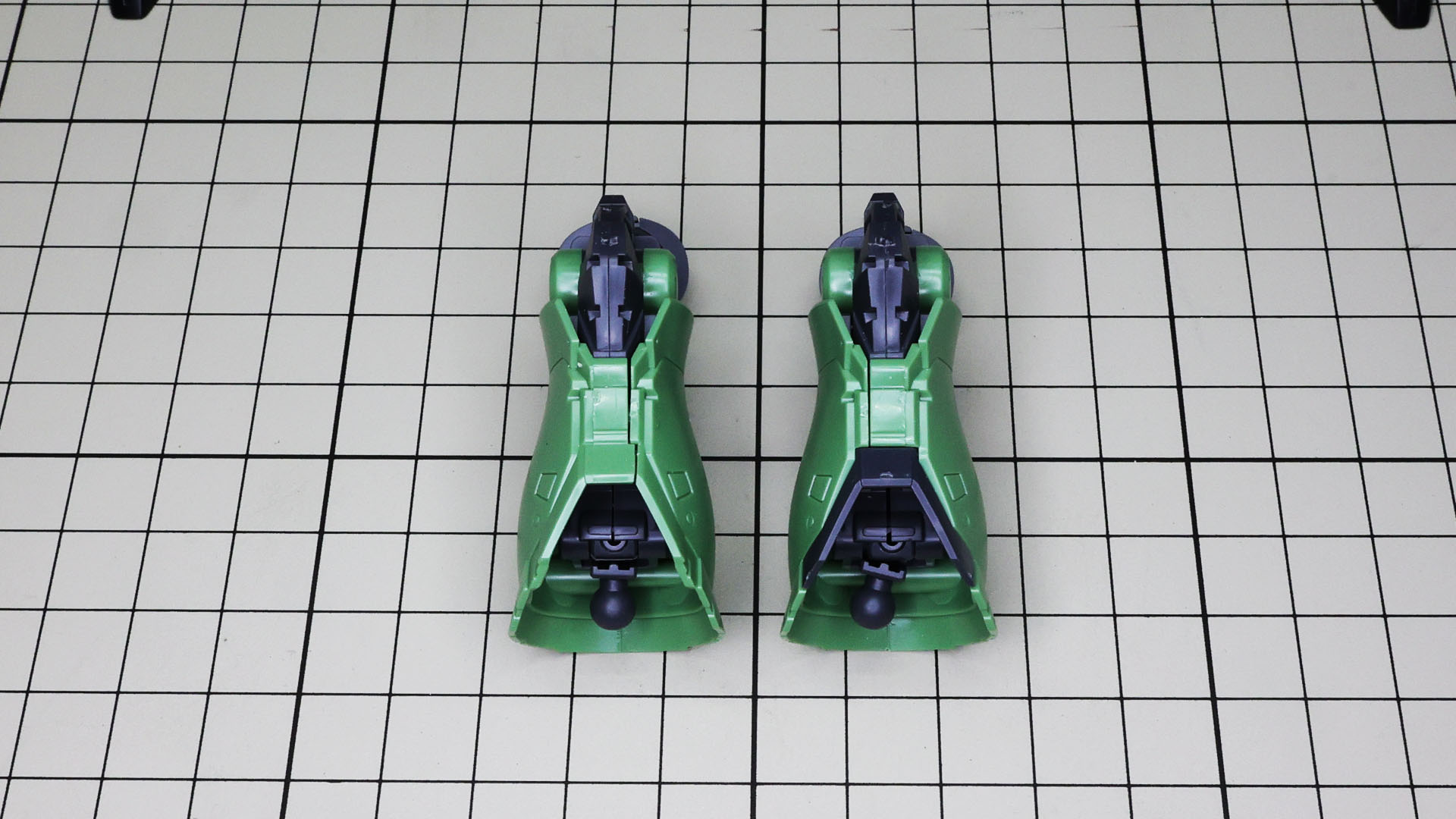 そうすることで左右のダメージ表現に違いが出せますし、実は脛部両サイドの膨らみのラインが違ってドアンのザクは若干細くなっています。なんとも大胆な設計です