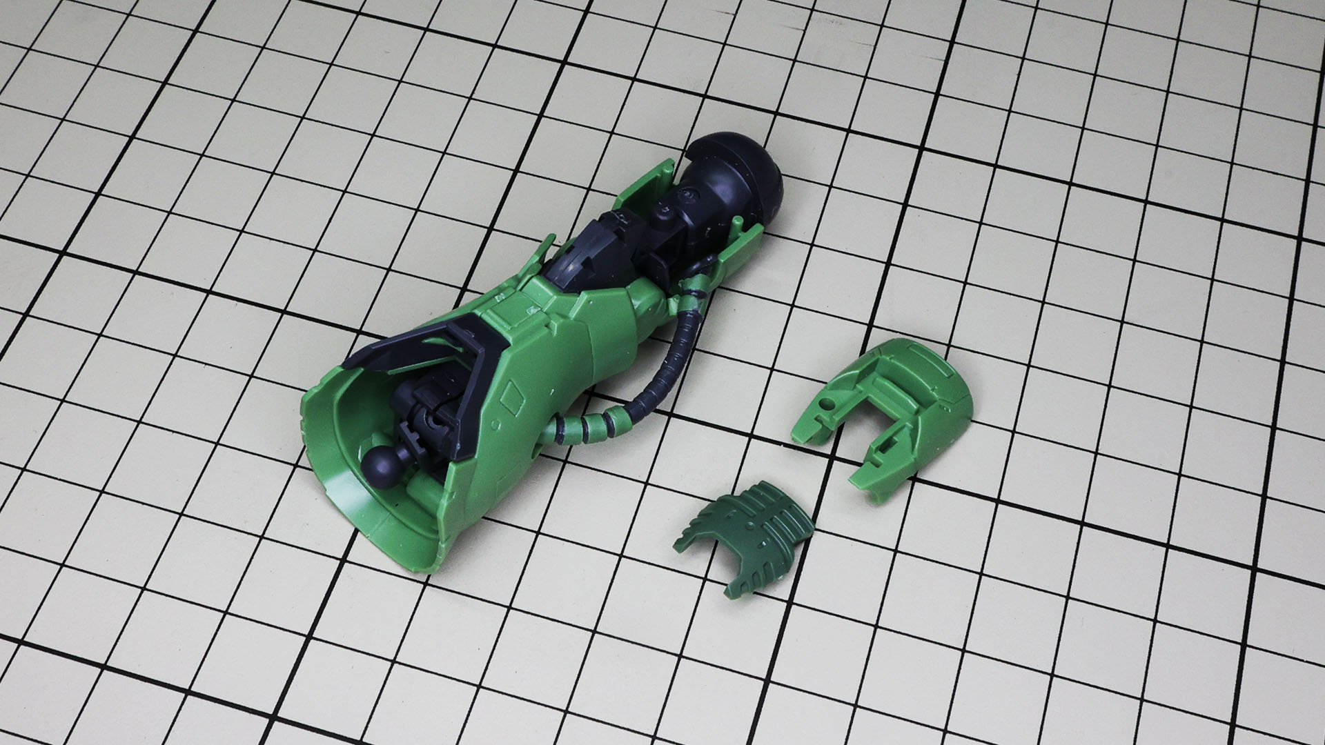 シールを貼りこんだ動力パイプを脚部本体に組み付けます