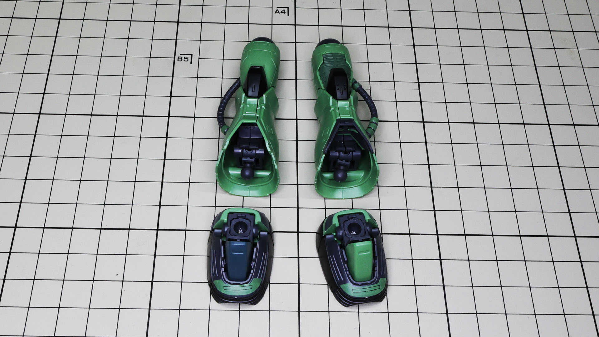 ソール部を組付ければ脚部完成です。左右でダメージ表現がだいぶ違います