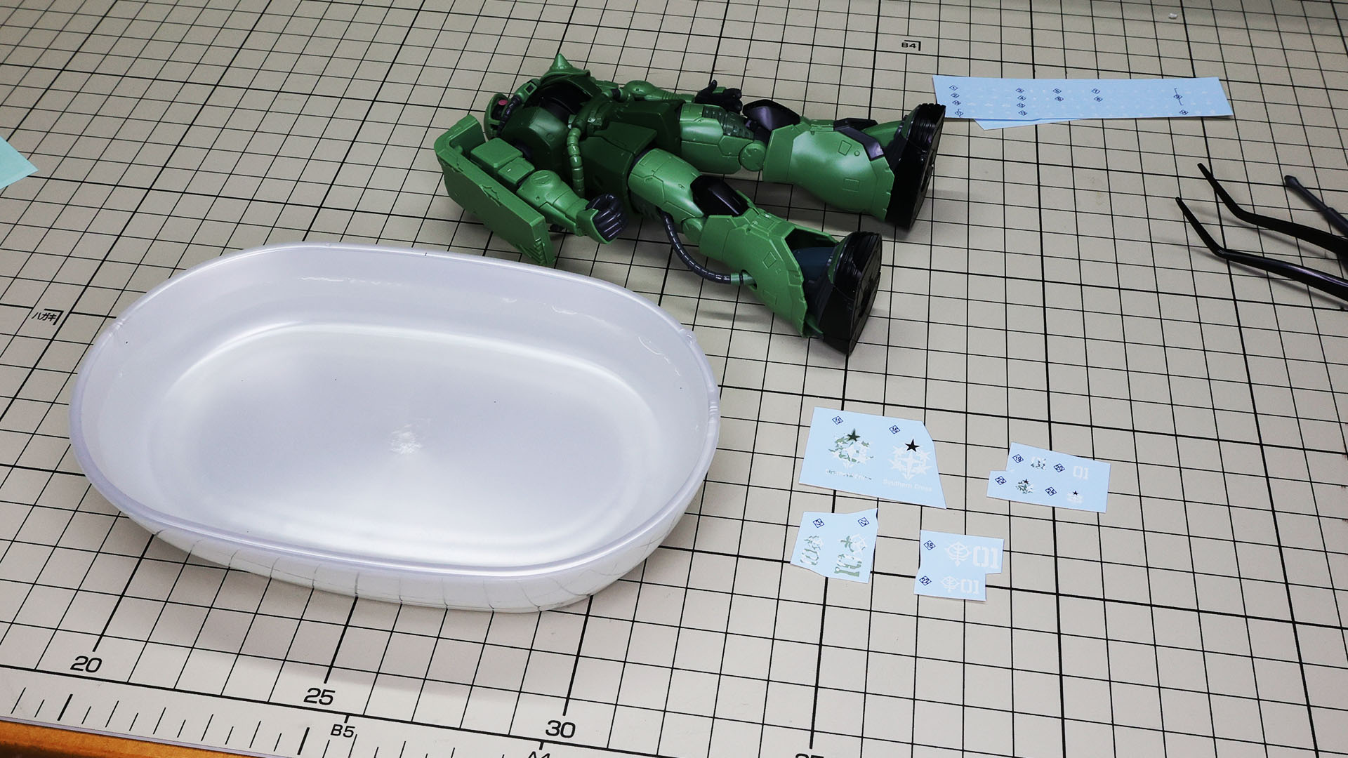 ぬるま湯を用意して水転写式デカールをしゃぶしゃぶします