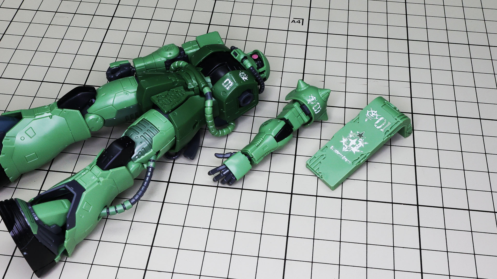 今回はかすれた状態の部隊マークなどを貼り付けました