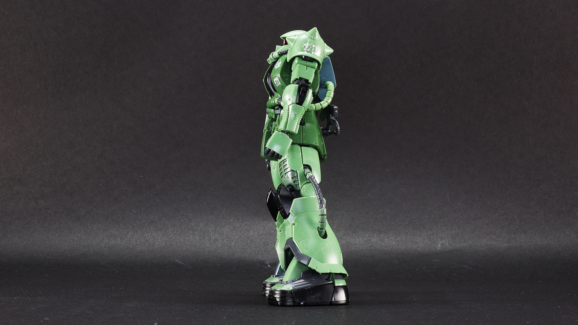 脚部も細いのがわかります