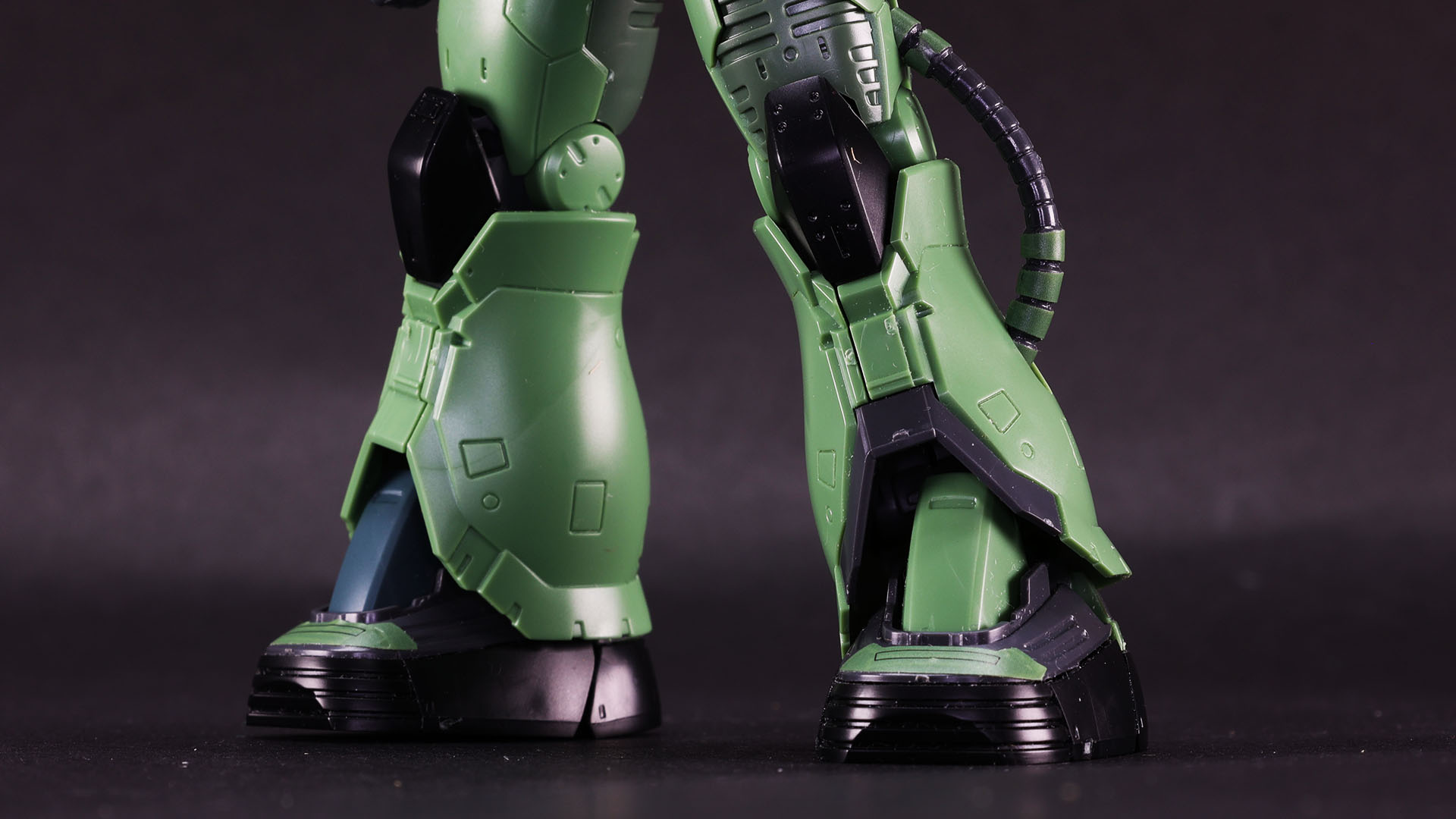 脚部もいたるところの装甲にダメージを負っている