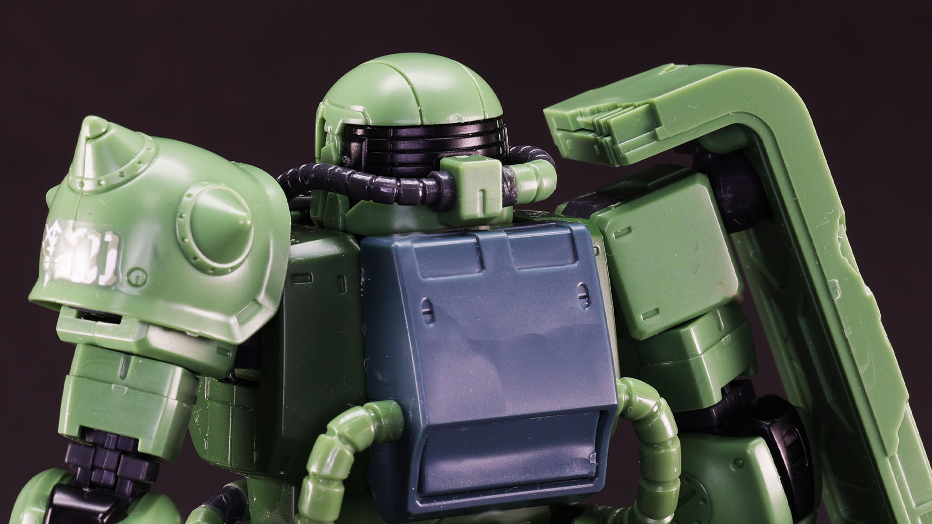 頭部の後部はごっそり装甲がなくなっています