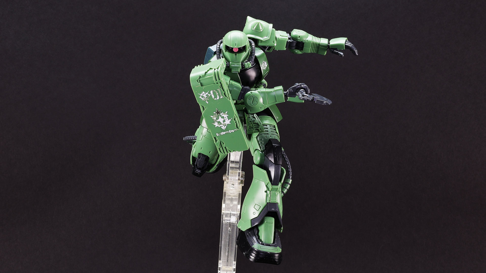 島へ偵察に来たガンダムに襲い掛かるドアンのザク