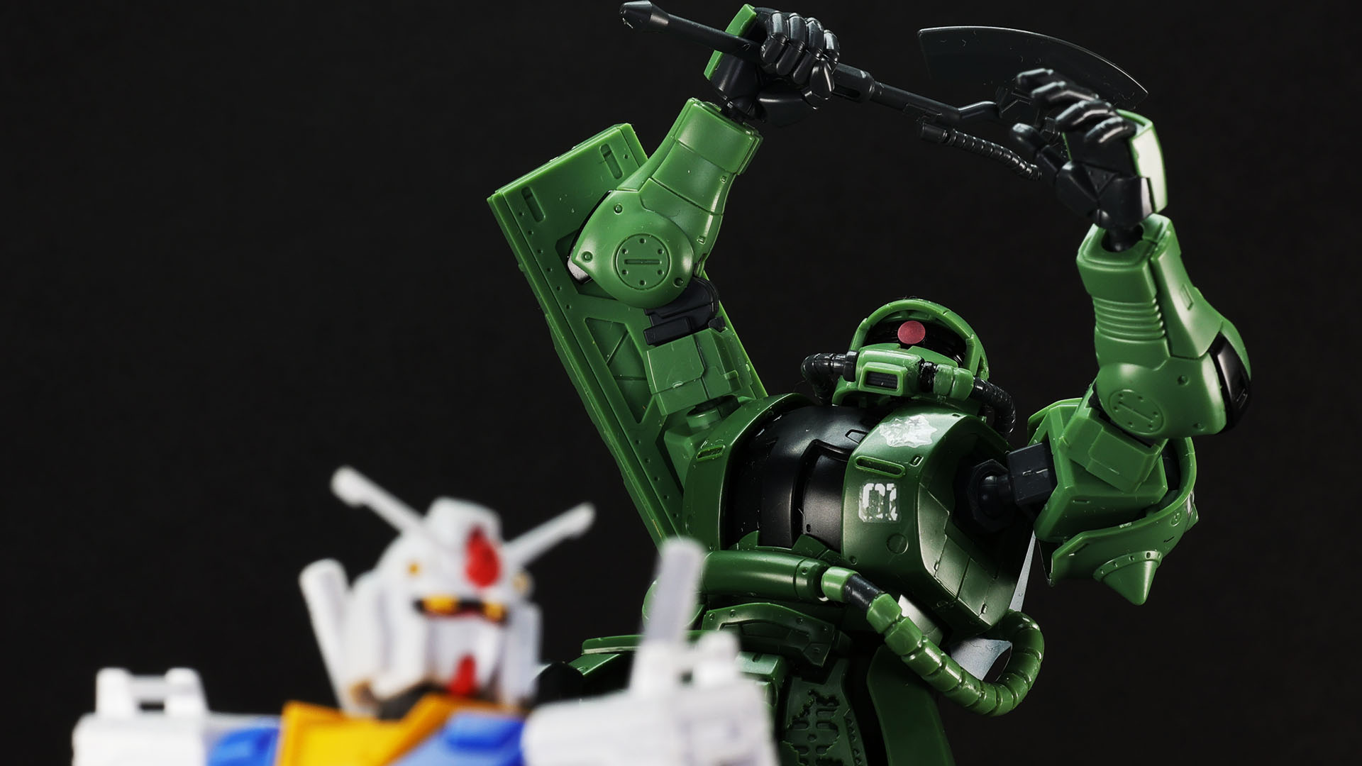 島へ偵察に来たガンダムに襲い掛かるドアンのザク