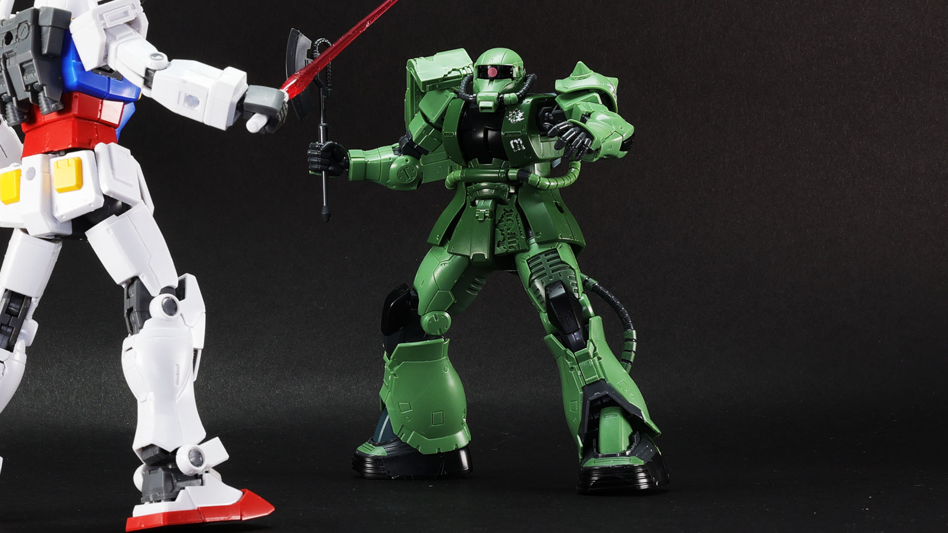 ガンダムはライフルとシールドを失いサーベルで対抗！