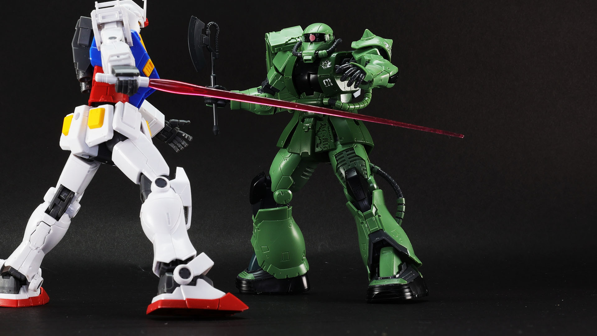 サーベルを振り切るも素早くよけるドアンのザク