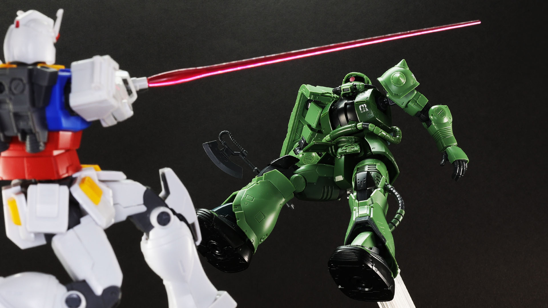 サーベルを振り切るも素早くよけるドアンのザク