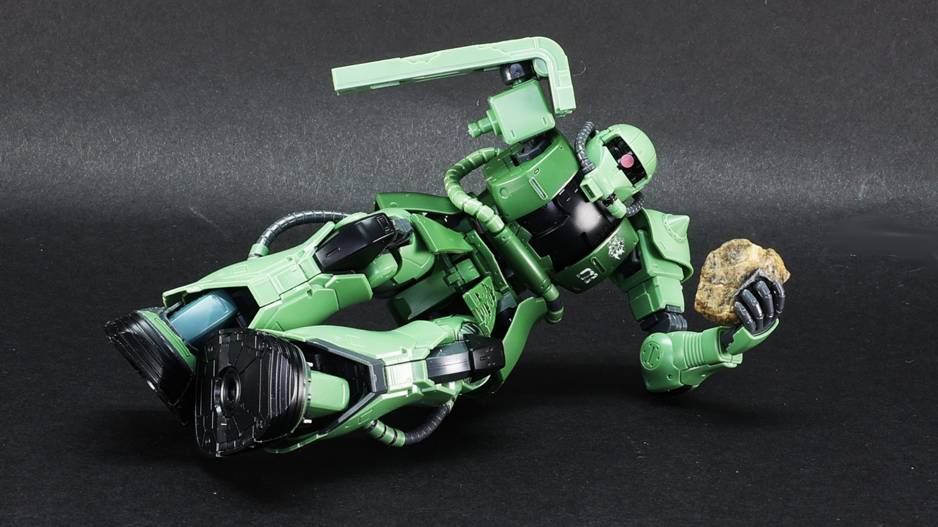 サザンクロス隊の襲撃を受け肝心の右腕を失ったドアンのザクは岩を投げる！