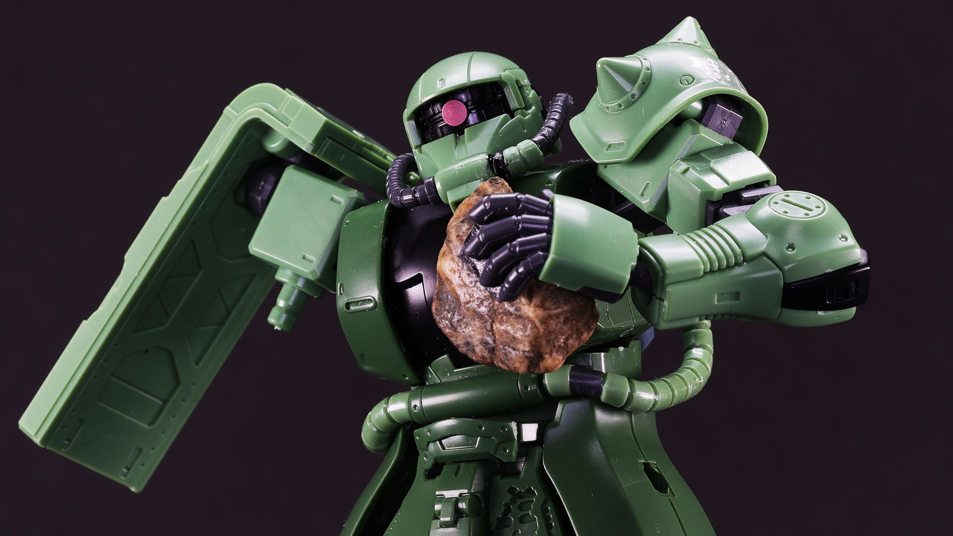 ※岩は本物の小石、ガンダムは「機動戦士ガンダム THE ORIGIN展」の限定ガンプラです