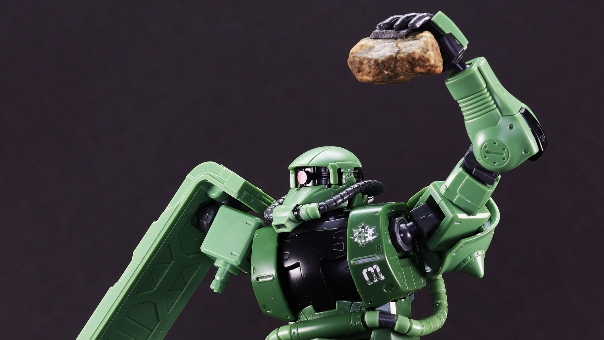 ※岩は本物の小石、ガンダムは「機動戦士ガンダム THE ORIGIN展」の限定ガンプラです