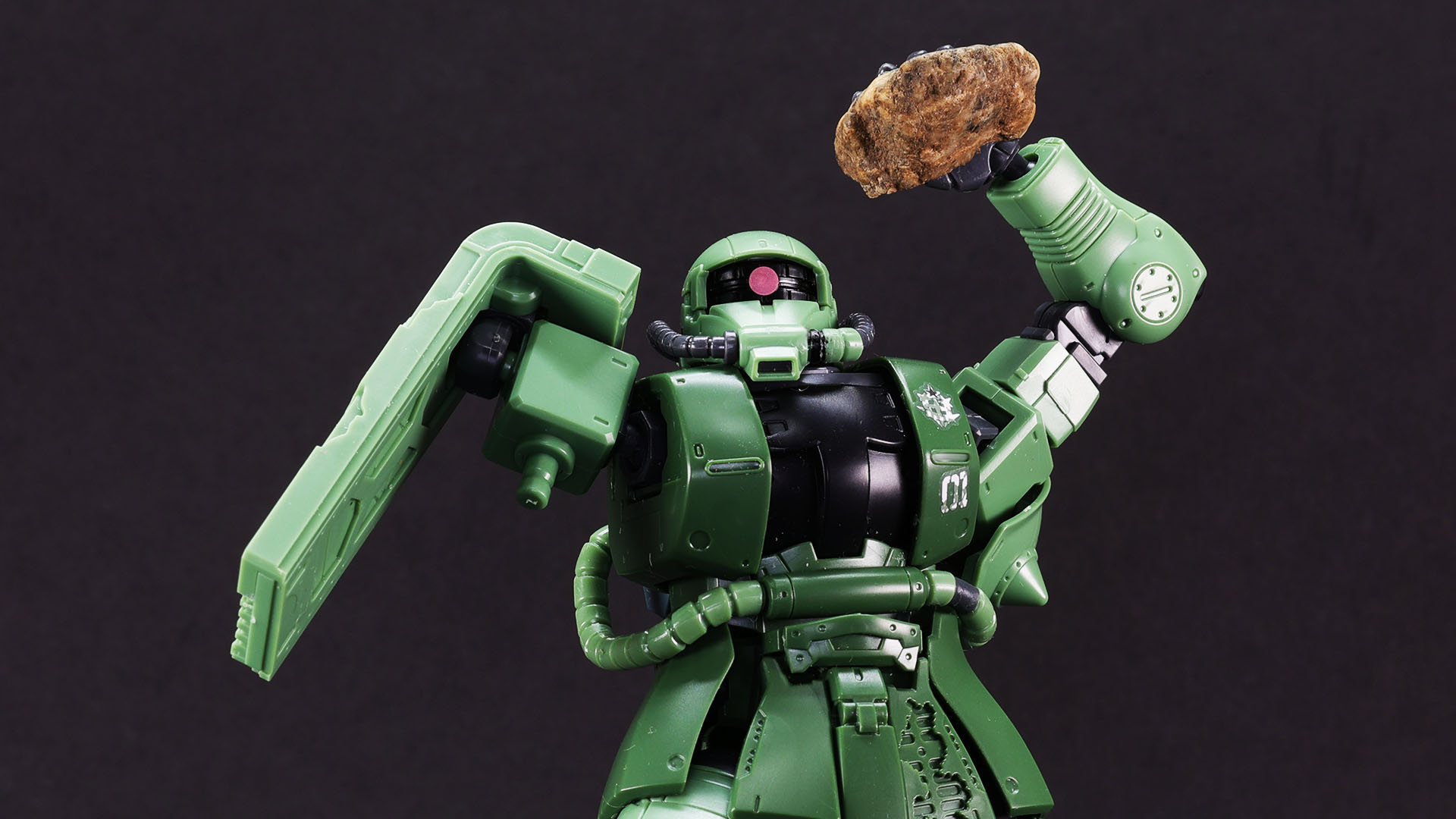 ※岩は本物の小石、ガンダムは「機動戦士ガンダム THE ORIGIN展」の限定ガンプラです