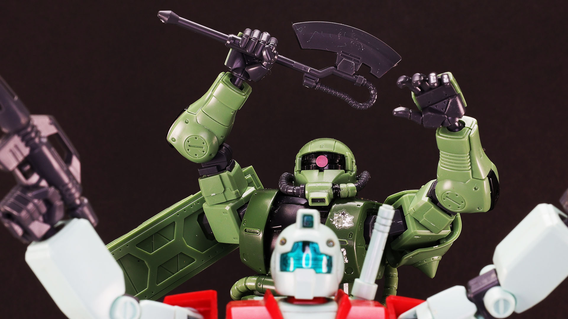 逃げ出したジムに襲い掛かるドアンのザク！