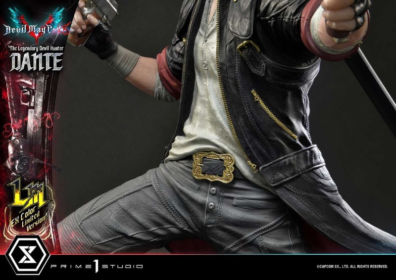 髪色の変化により洗練された渋さを持つ表情はフォトリアルな造形。身体に追従する革の質感まで丁寧に再現されたコートは、マットなブラック、ジッパーのゴールド、そして裏地からのぞくイメージカラーのレッドが気品あるコントラストが描かれている