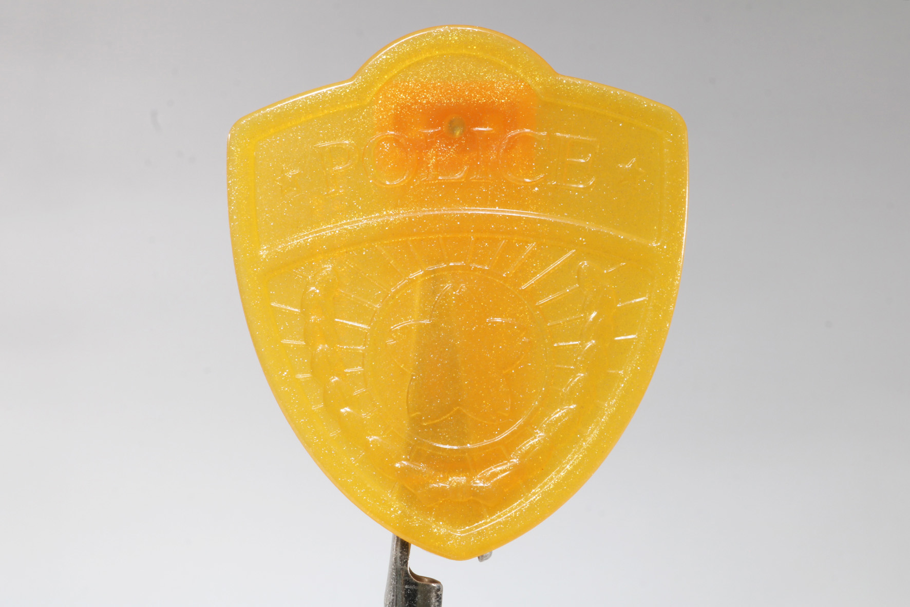 バッジはラメの入りでキラキラ光る