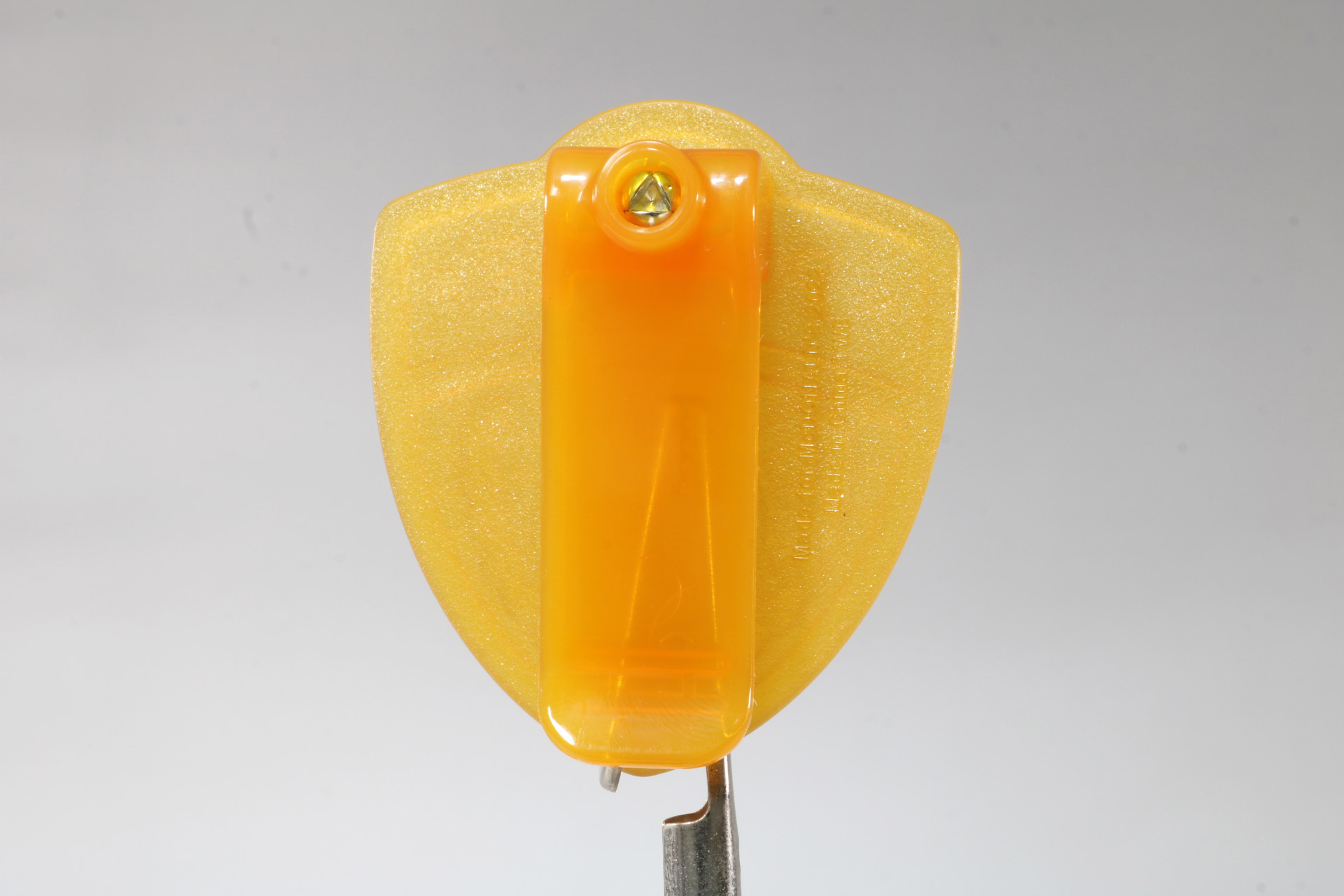 服の襟などに挟み込んでつけることができる