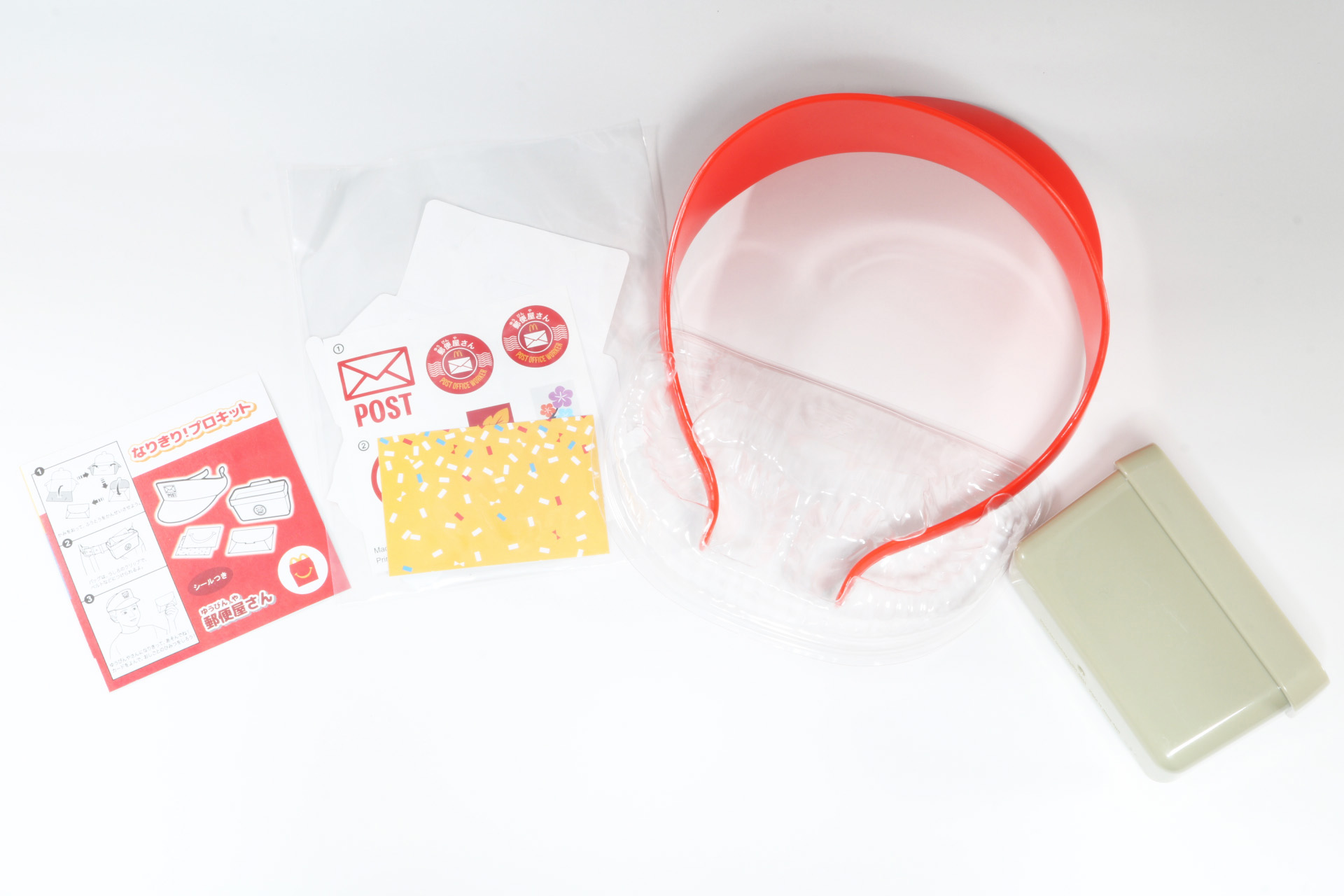 郵便屋さんの帽子、バッグ、郵便物カードがセット