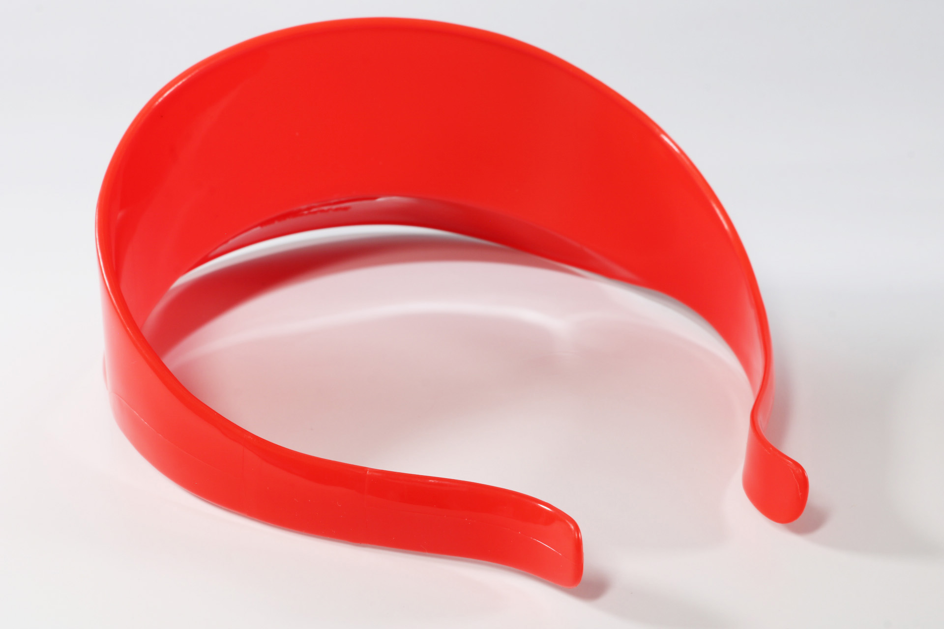 バッグはかご型で郵便カードを入れることができる