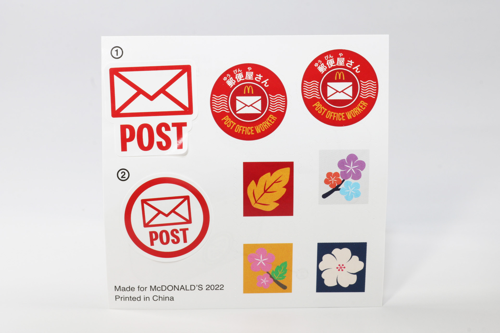 付属のシールで帽子やバッグに貼る