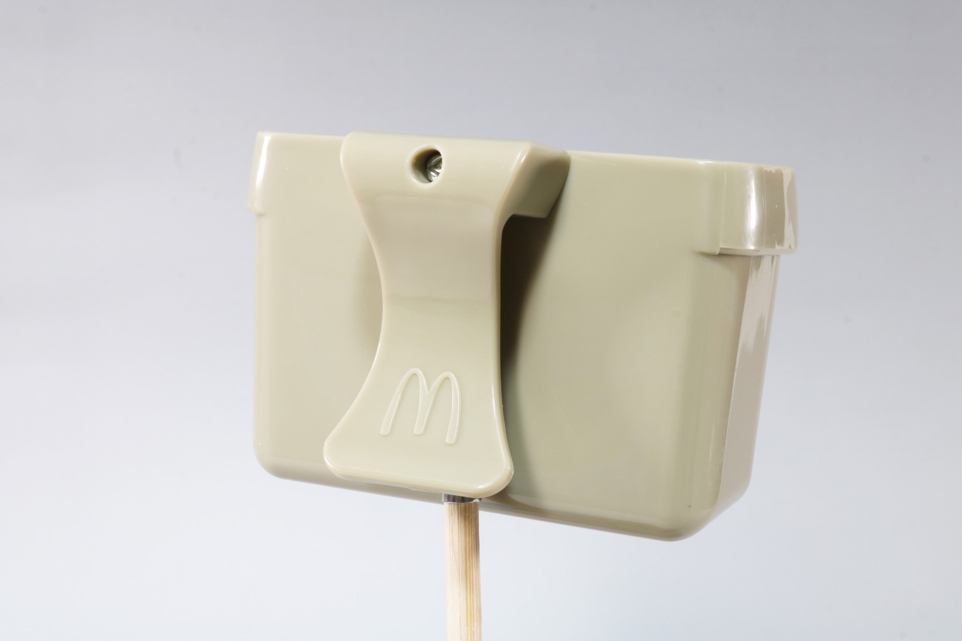 バッグはベルトなどに挟んでつけることができる