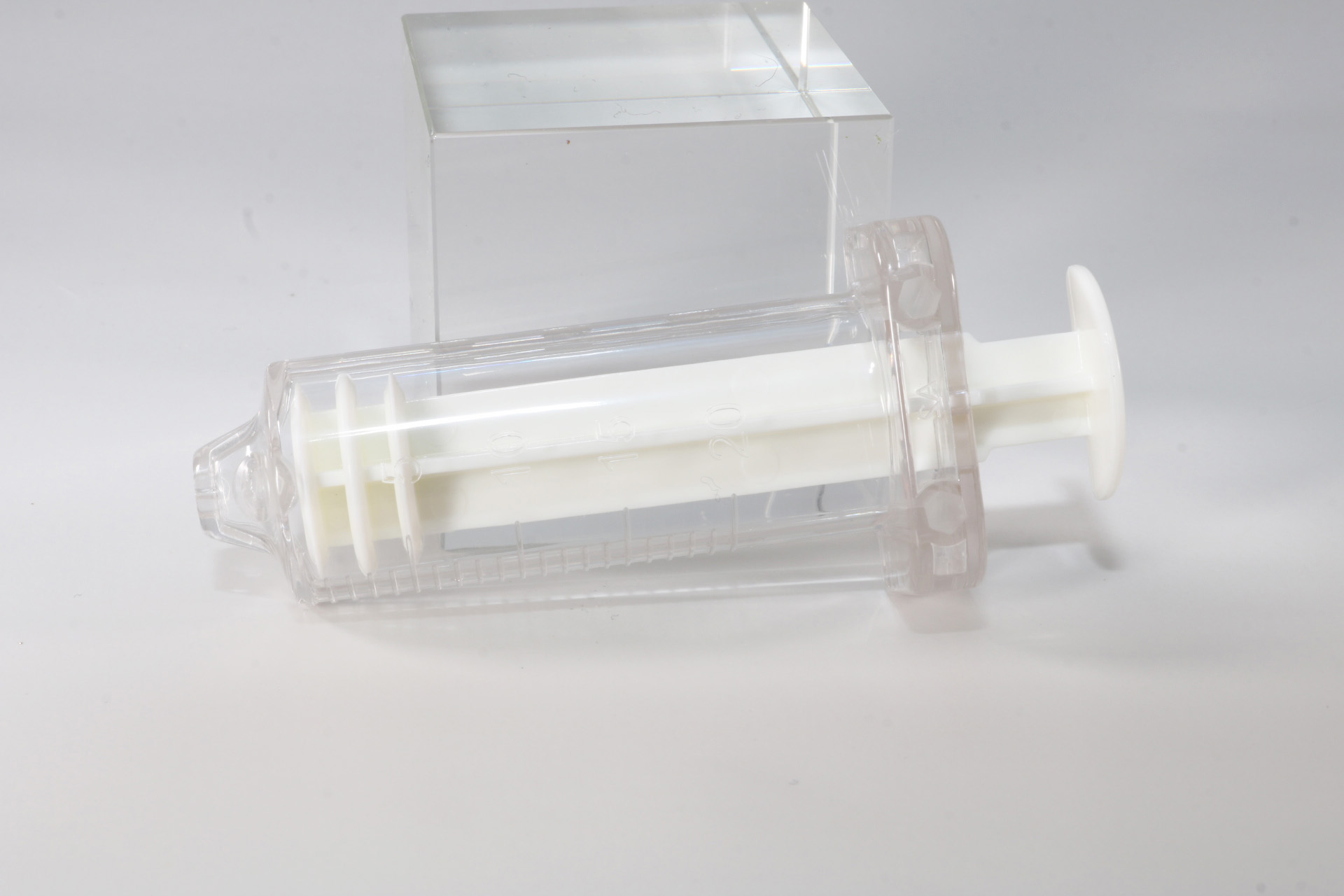 注射器は透明な外筒と白の押子で構成されている