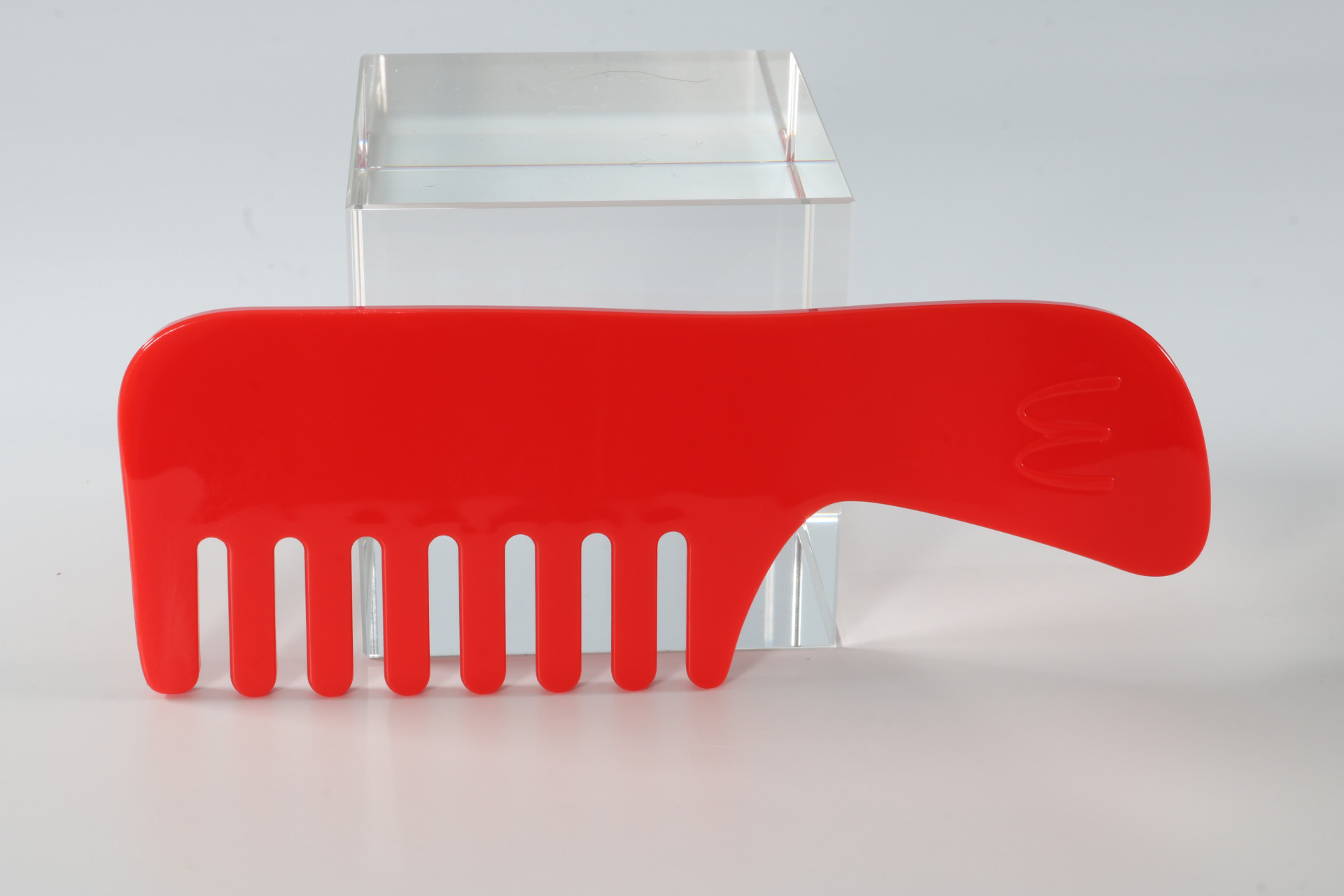 髪をとかすのに使う赤いくし