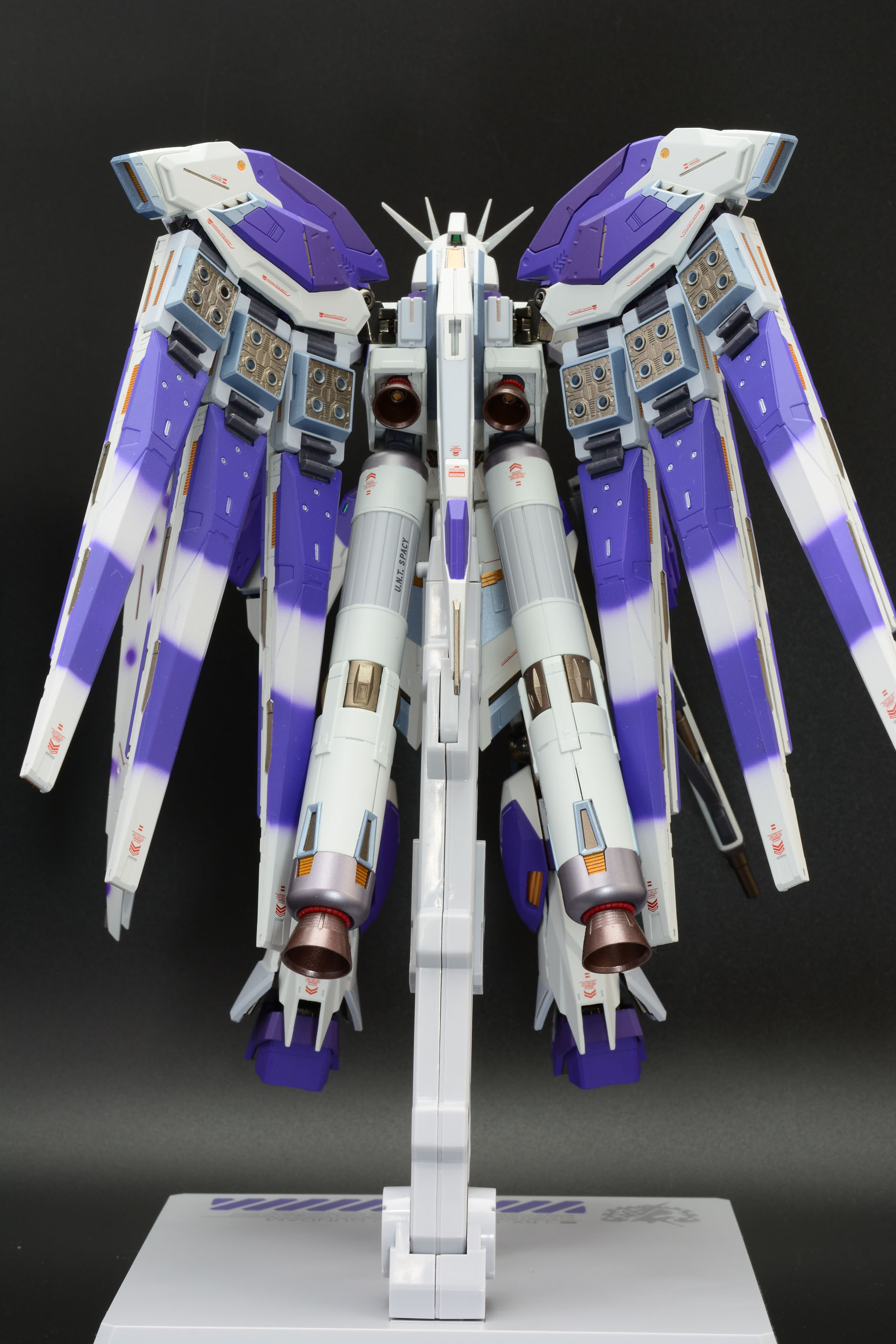 背面はフィンファンネルのバーニアも並びすごい情報量だ