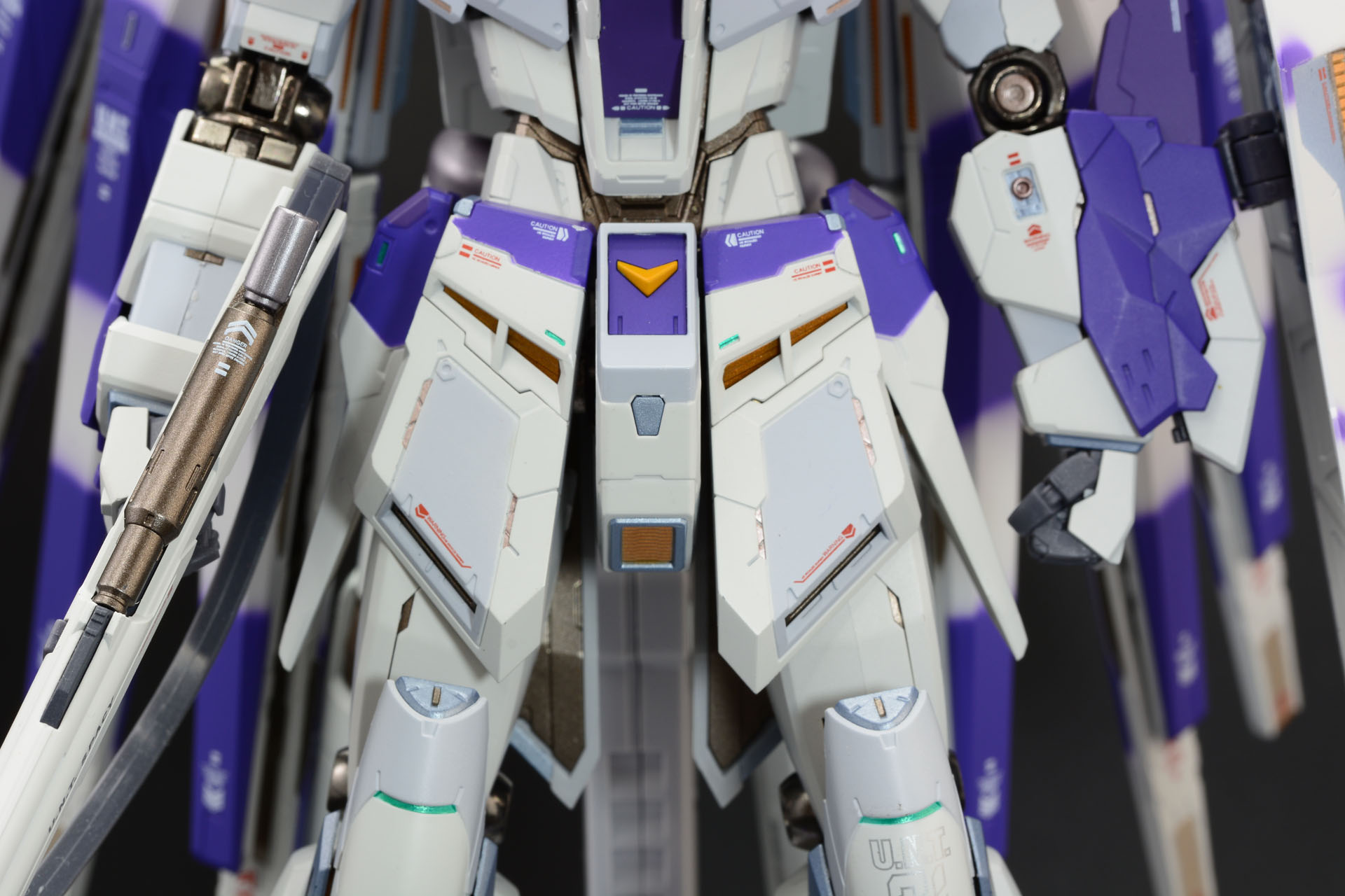 腹部分やひじなど金属パーツが効果的に使われアクセントとなっている