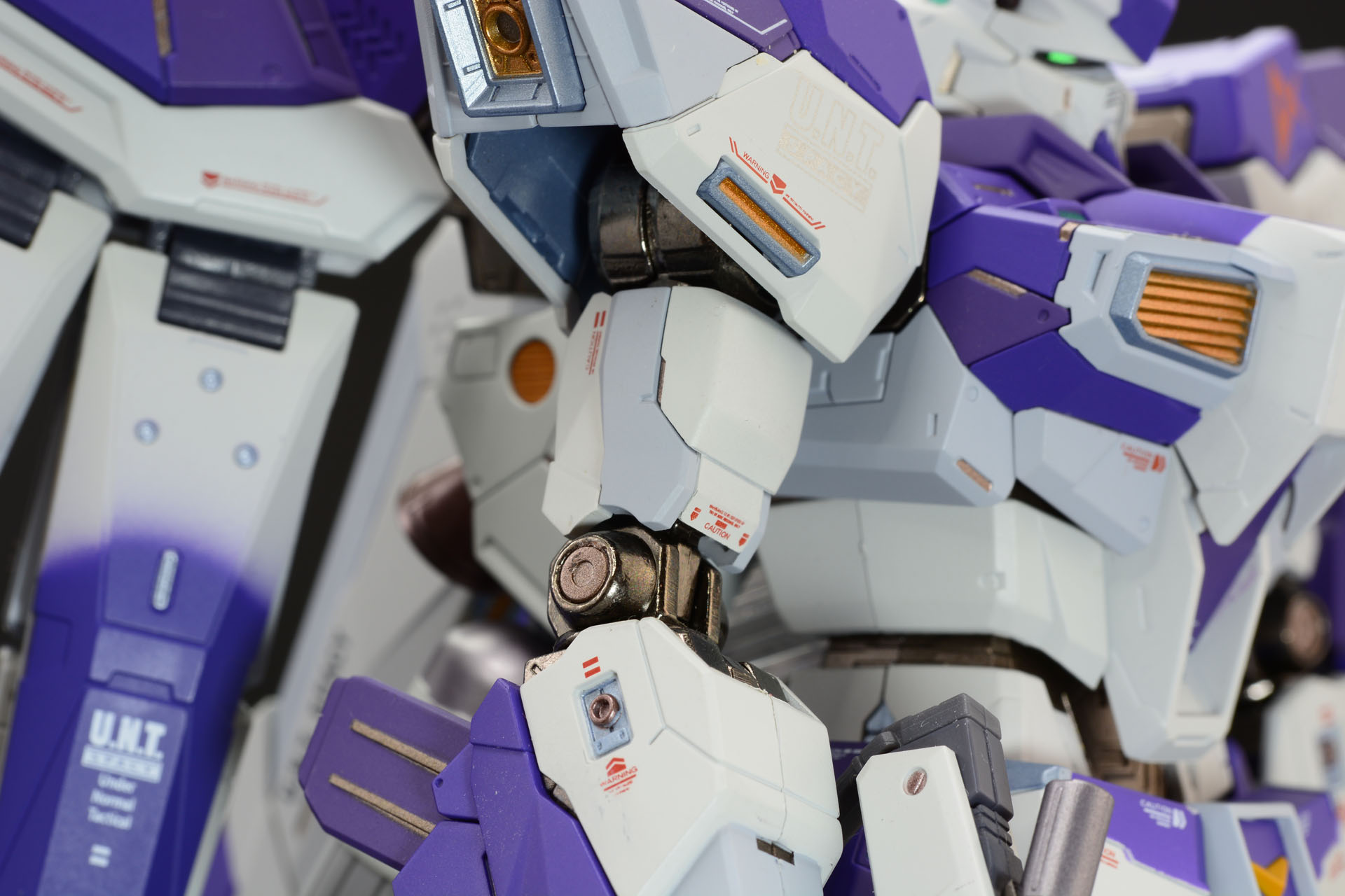 ひじ部分のアップ。赤いコーションマークなども細かい