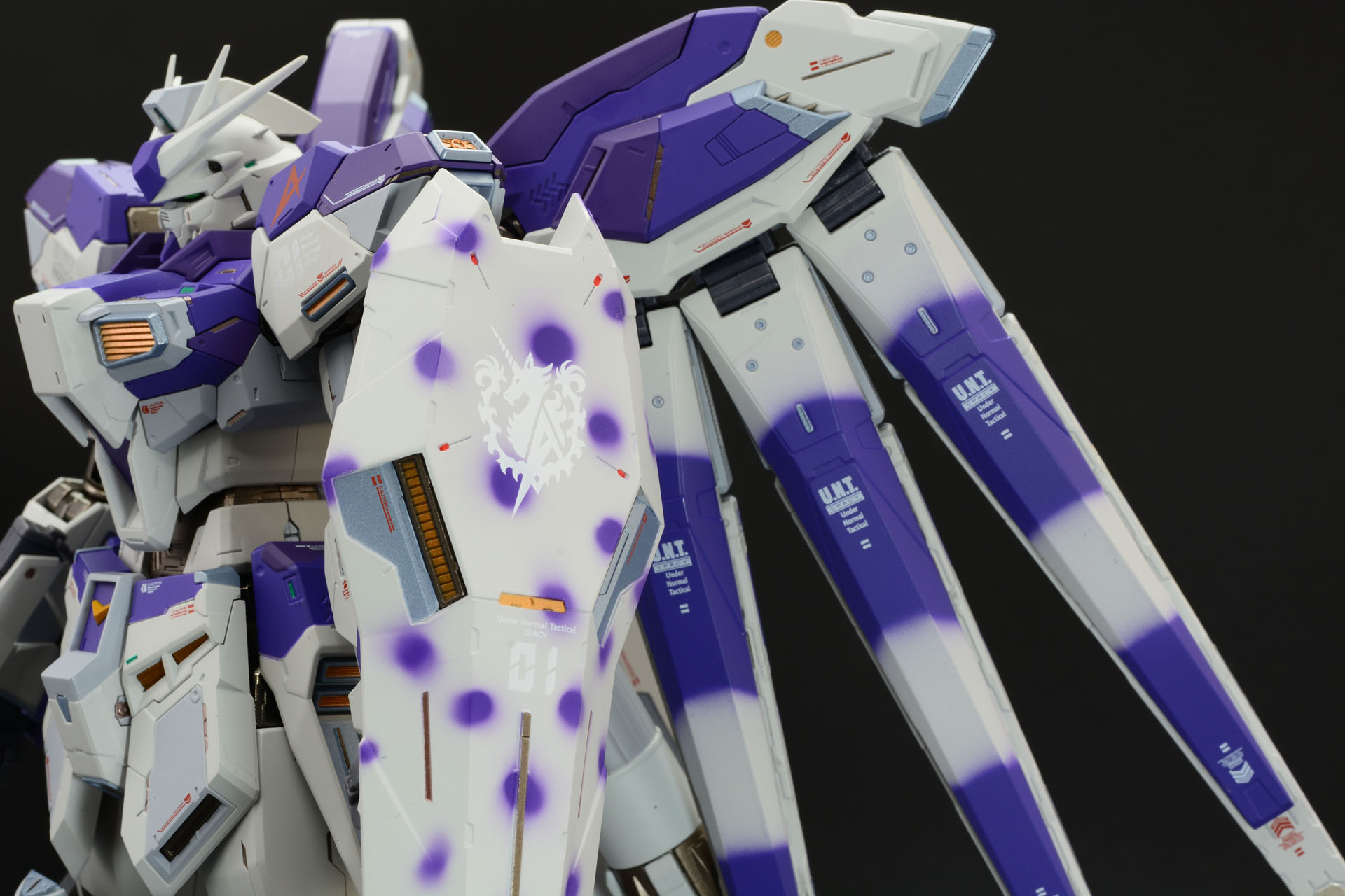 シールドのユニコーンマークやフィンファンネルのグラデーション塗装も面白い