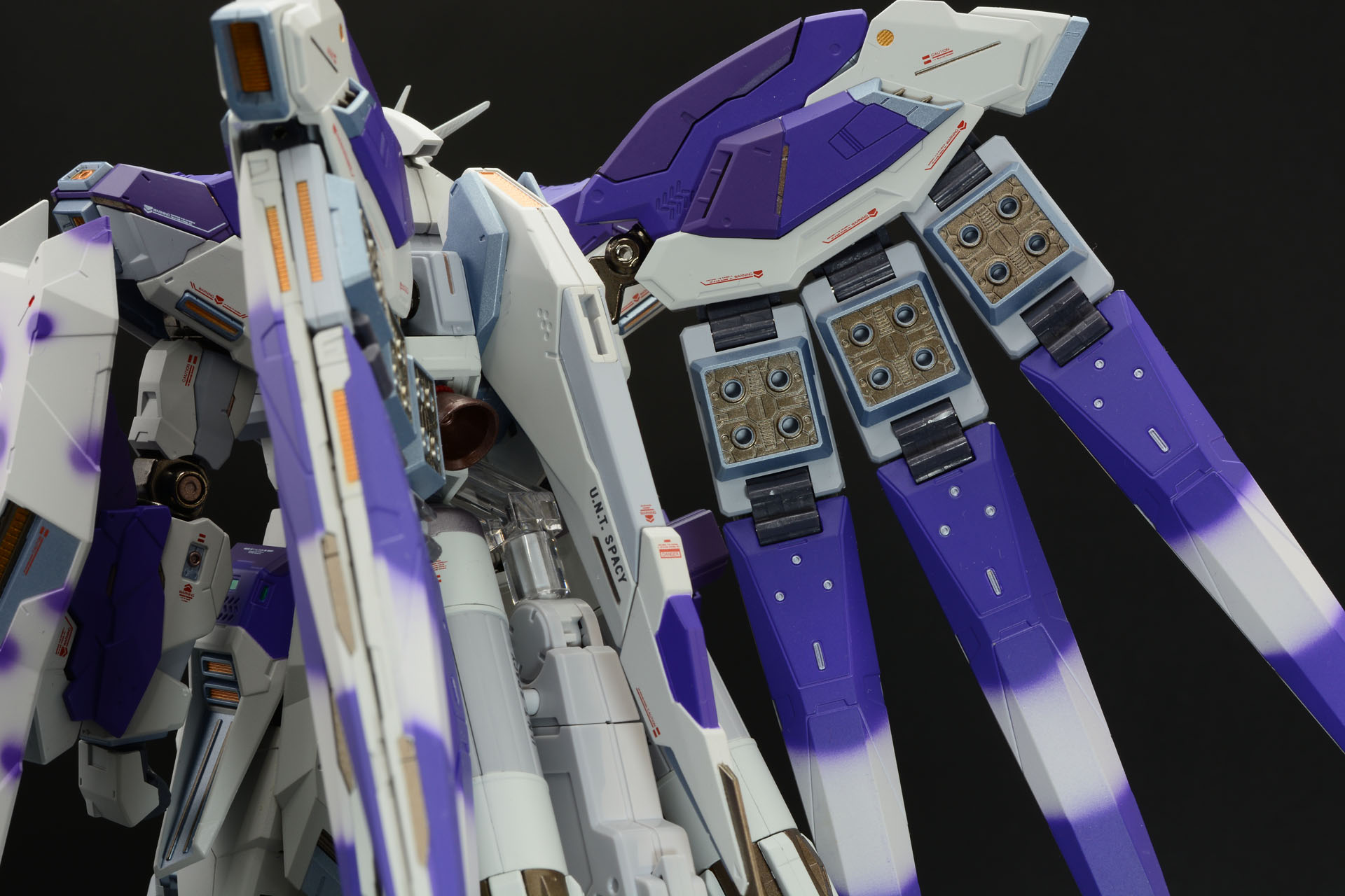 懸架された状態でもフィンファンネルのスラスターを使うことで機動力が上がるのだろうか？