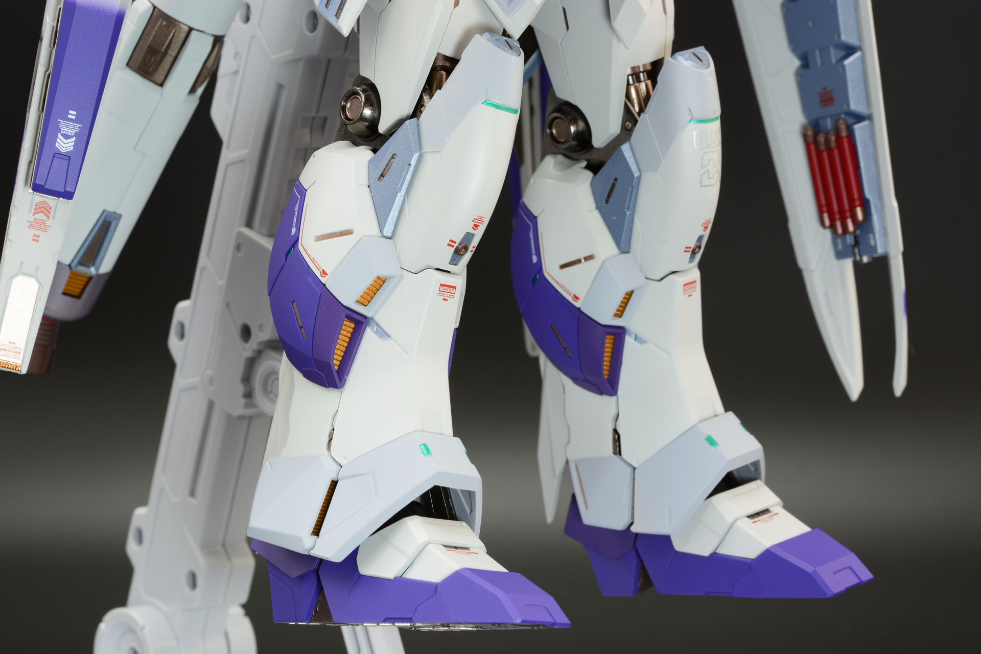 足もかなりマッシブなデザインとなっている